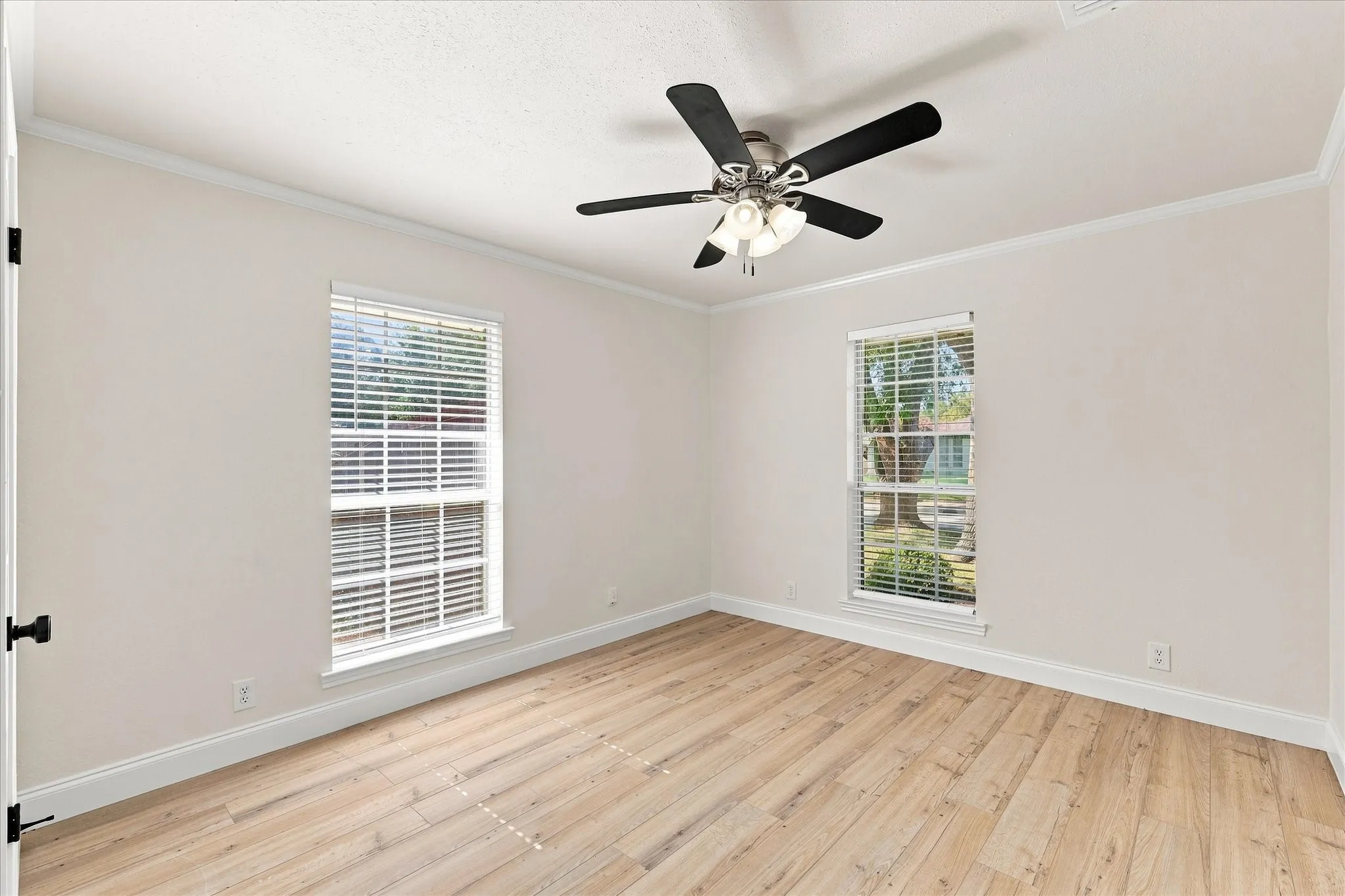 Single Family Residence For Sale in Denton County , 1407 Glenhill Lane, Lewisville, Texas 75077, 4 Bedroom, 3 Bathroom, 2 Garage spaces, 2,338 Sqft, built in 1975, mls#21373731, Real Estate Agent in Lewisville, Homes For Sale in Denton county, Homes For Sale in Lewisville, Realtor in Lewisville Texas, Real Estate Brokerage Independent Realty Texas, Luminita Cordes Realtor
