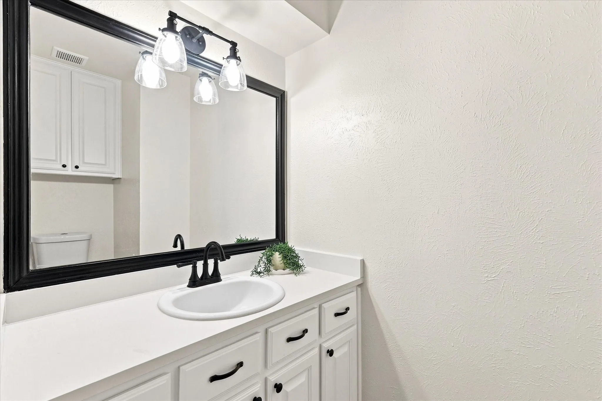 Single Family Residence For Sale in Denton County , 1407 Glenhill Lane, Lewisville, Texas 75077, 4 Bedroom, 3 Bathroom, 2 Garage spaces, 2,338 Sqft, built in 1975, mls#21373731, Real Estate Agent in Lewisville, Homes For Sale in Denton county, Homes For Sale in Lewisville, Realtor in Lewisville Texas, Real Estate Brokerage Independent Realty Texas, Luminita Cordes Realtor