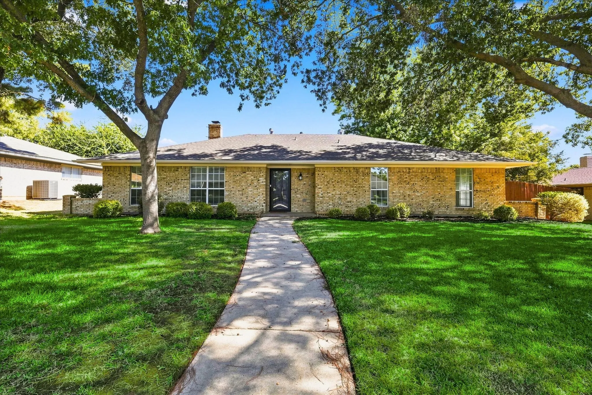 Single Family Residence For Sale in Denton County , 1407 Glenhill Lane, Lewisville, Texas 75077, 4 Bedroom, 3 Bathroom, 2 Garage spaces, 2,338 Sqft, built in 1975, mls#21373731, Real Estate Agent in Lewisville, Homes For Sale in Denton county, Homes For Sale in Lewisville, Realtor in Lewisville Texas, Real Estate Brokerage Independent Realty Texas, Luminita Cordes Realtor
