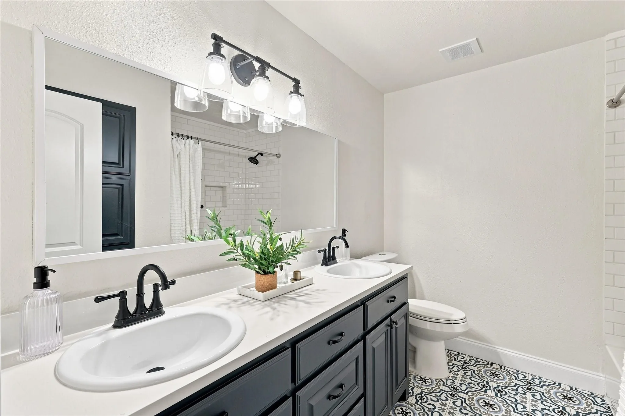 Single Family Residence For Sale in Denton County , 1407 Glenhill Lane, Lewisville, Texas 75077, 4 Bedroom, 3 Bathroom, 2 Garage spaces, 2,338 Sqft, built in 1975, mls#21373731, Real Estate Agent in Lewisville, Homes For Sale in Denton county, Homes For Sale in Lewisville, Realtor in Lewisville Texas, Real Estate Brokerage Independent Realty Texas, Luminita Cordes Realtor