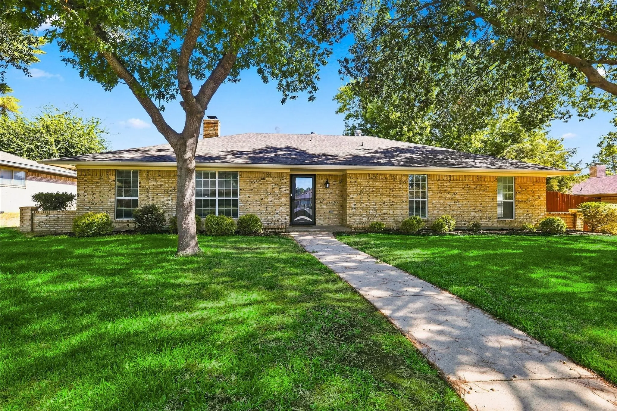 Single Family Residence For Sale in Denton County , 1407 Glenhill Lane, Lewisville, Texas 75077, 4 Bedroom, 3 Bathroom, 2 Garage spaces, 2,338 Sqft, built in 1975, mls#21373731, Real Estate Agent in Lewisville, Homes For Sale in Denton county, Homes For Sale in Lewisville, Realtor in Lewisville Texas, Real Estate Brokerage Independent Realty Texas, Luminita Cordes Realtor