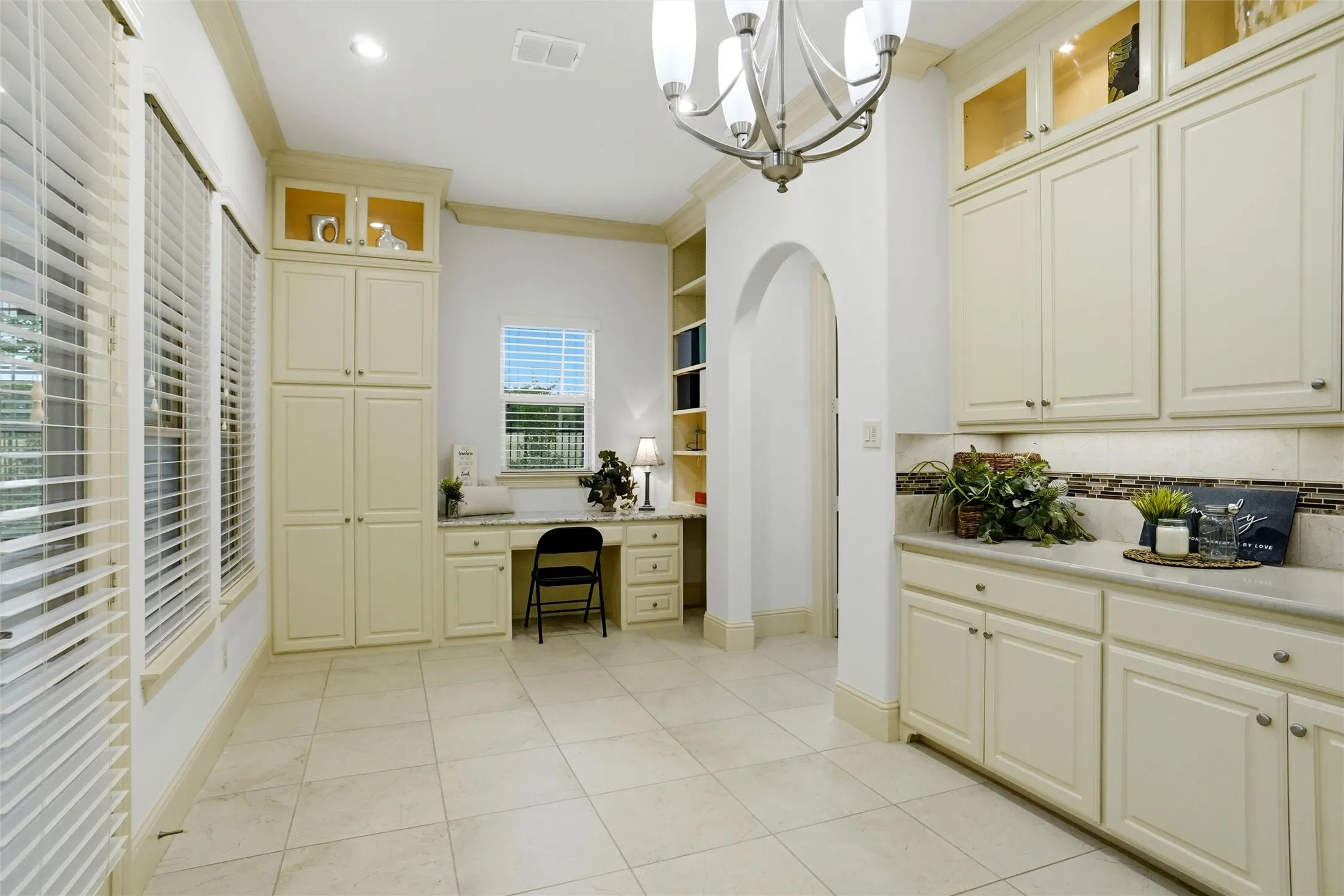 Breakfast Room and Desk Area
