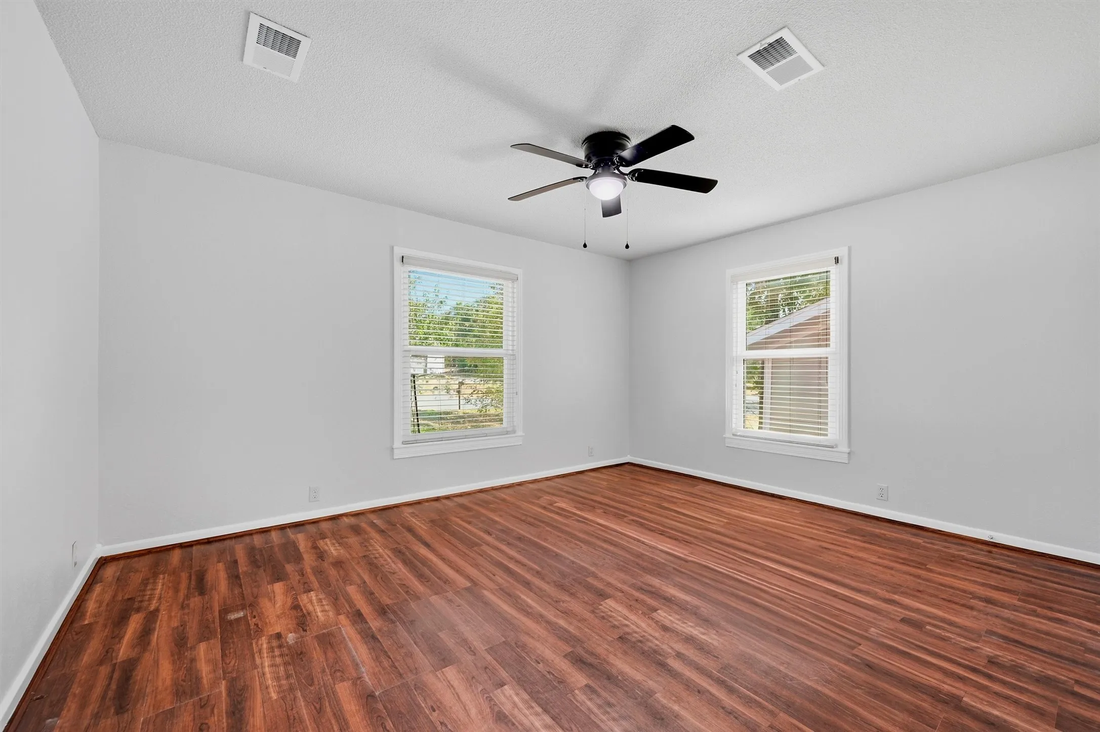 Single Family Residence For Rent in Grayson County , 1006 W Texas Street, Denison, Texas 75020, 3 Bedroom, 2 Bathroom, Garage spaces, 1,224 Sqft, built in 1940, mls#21377270, Real Estate Agent in Denison, Homes For Rent in Grayson county, Homes For Rent in Denison, Realtor in Denison Texas, Real Estate Brokerage Independent Realty Texas, Luminita Cordes Realtor