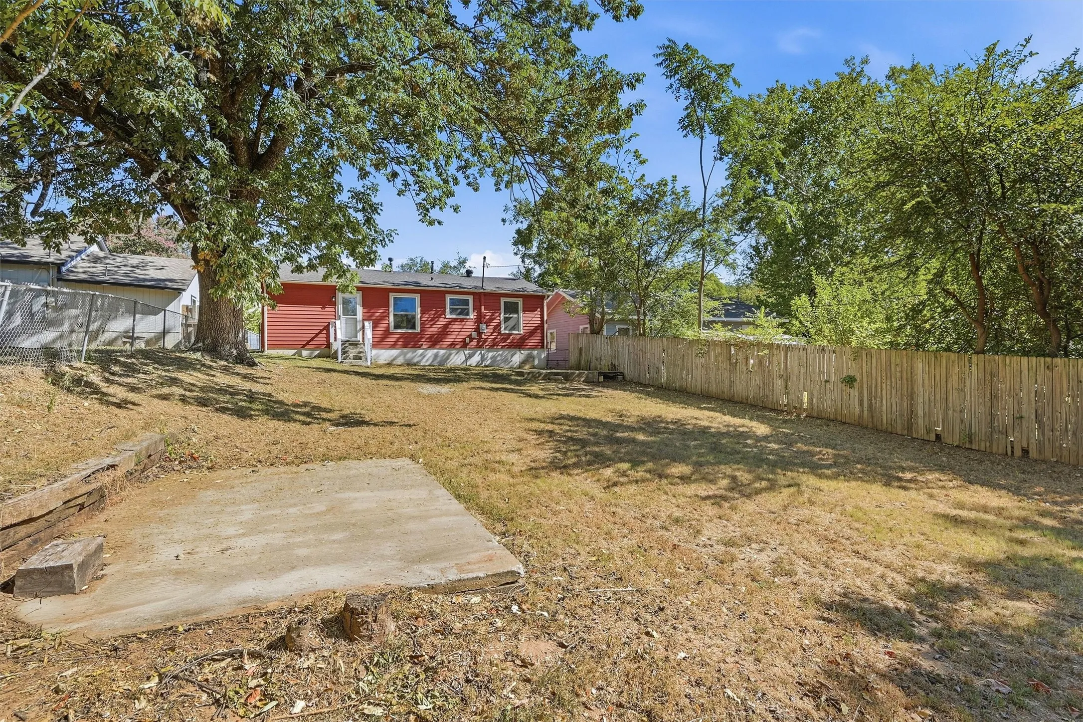 Single Family Residence For Rent in Grayson County , 1006 W Texas Street, Denison, Texas 75020, 3 Bedroom, 2 Bathroom, Garage spaces, 1,224 Sqft, built in 1940, mls#21377270, Real Estate Agent in Denison, Homes For Rent in Grayson county, Homes For Rent in Denison, Realtor in Denison Texas, Real Estate Brokerage Independent Realty Texas, Luminita Cordes Realtor