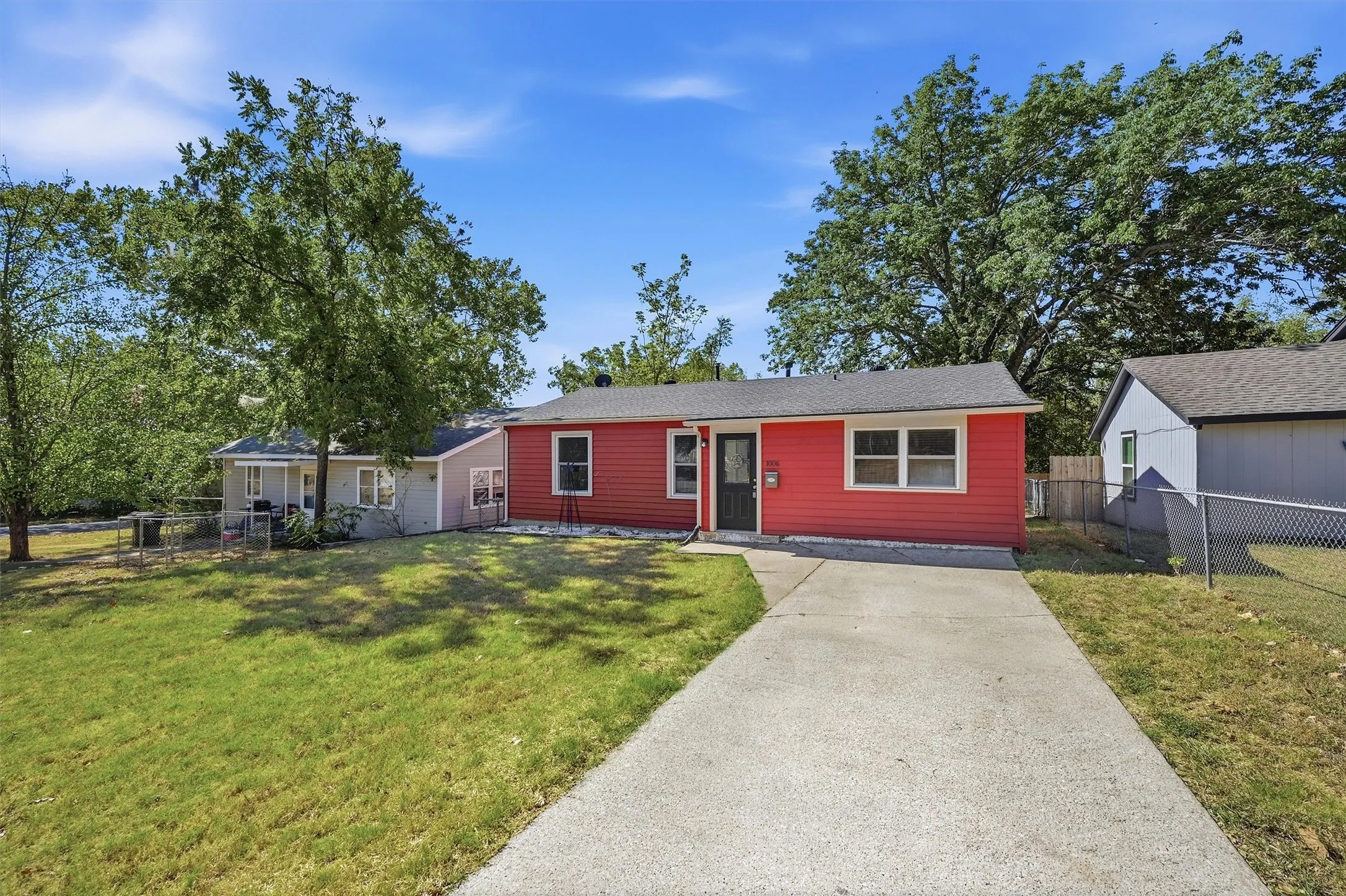 Single Family Residence For Rent in Grayson County , 1006 W Texas Street, Denison, Texas 75020, 3 Bedroom, 2 Bathroom, Garage spaces, 1,224 Sqft, built in 1940, mls#21377270, Real Estate Agent in Denison, Homes For Rent in Grayson county, Homes For Rent in Denison, Realtor in Denison Texas, Real Estate Brokerage Independent Realty Texas, Luminita Cordes Realtor