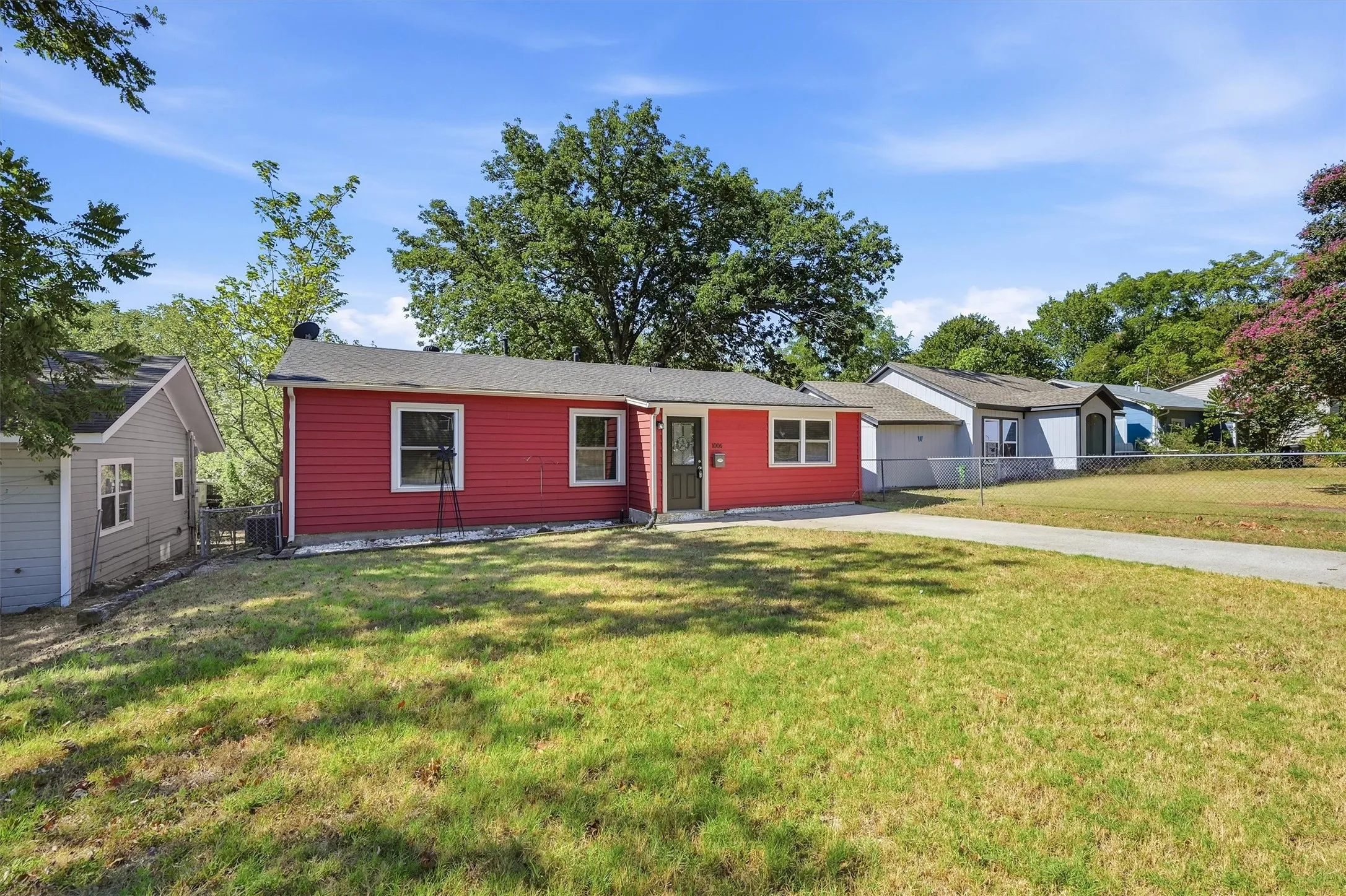 Single Family Residence For Rent in Grayson County , 1006 W Texas Street, Denison, Texas 75020, 3 Bedroom, 2 Bathroom, Garage spaces, 1,224 Sqft, built in 1940, mls#21377270, Real Estate Agent in Denison, Homes For Rent in Grayson county, Homes For Rent in Denison, Realtor in Denison Texas, Real Estate Brokerage Independent Realty Texas, Luminita Cordes Realtor