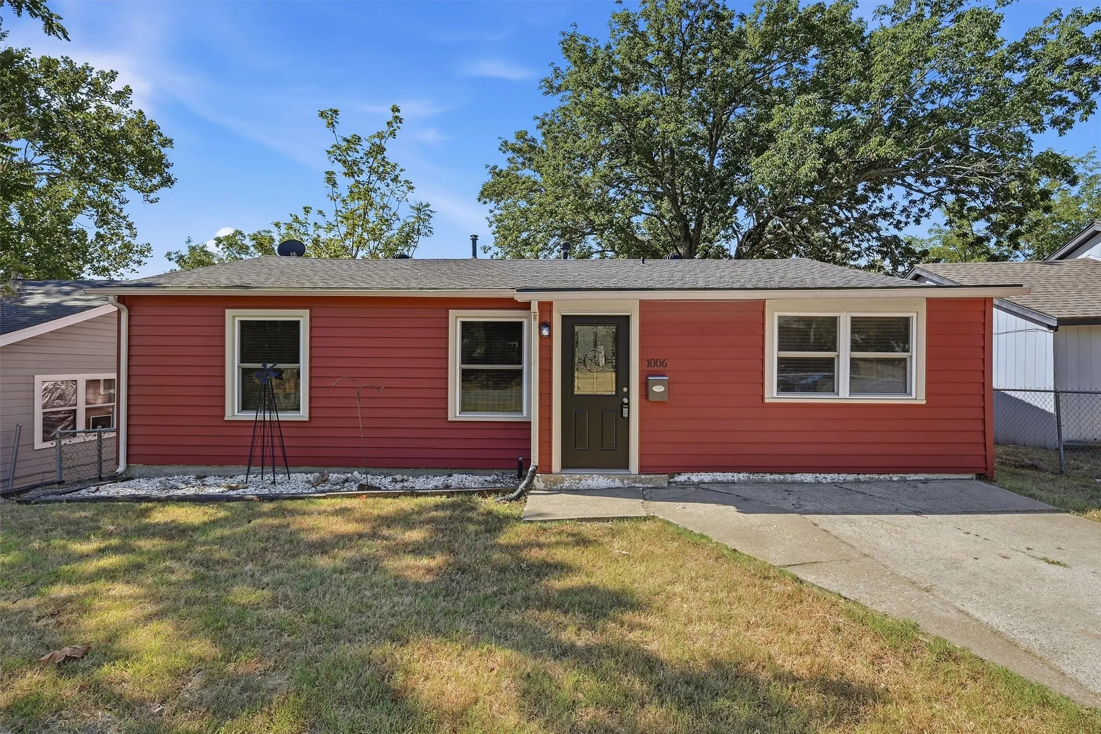 Single Family Residence For Rent in Grayson County , 1006 W Texas Street, Denison, Texas 75020, 3 Bedroom, 2 Bathroom, Garage spaces, 1,224 Sqft, built in 1940, mls#21377270, Real Estate Agent in Denison, Homes For Rent in Grayson county, Homes For Rent in Denison, Realtor in Denison Texas, Real Estate Brokerage Independent Realty Texas, Luminita Cordes Realtor