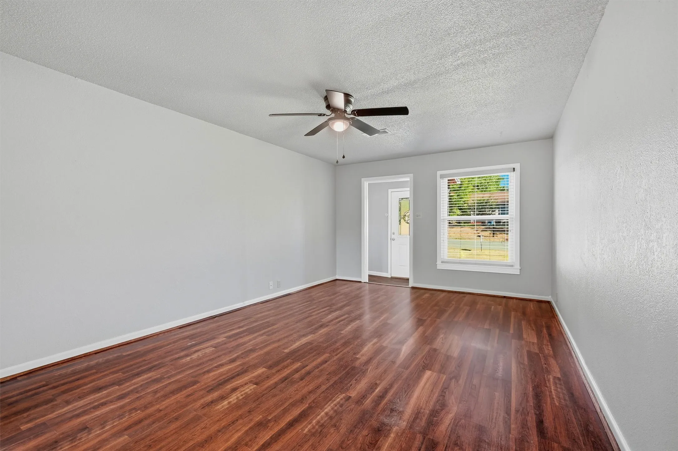 Single Family Residence For Rent in Grayson County , 1006 W Texas Street, Denison, Texas 75020, 3 Bedroom, 2 Bathroom, Garage spaces, 1,224 Sqft, built in 1940, mls#21377270, Real Estate Agent in Denison, Homes For Rent in Grayson county, Homes For Rent in Denison, Realtor in Denison Texas, Real Estate Brokerage Independent Realty Texas, Luminita Cordes Realtor
