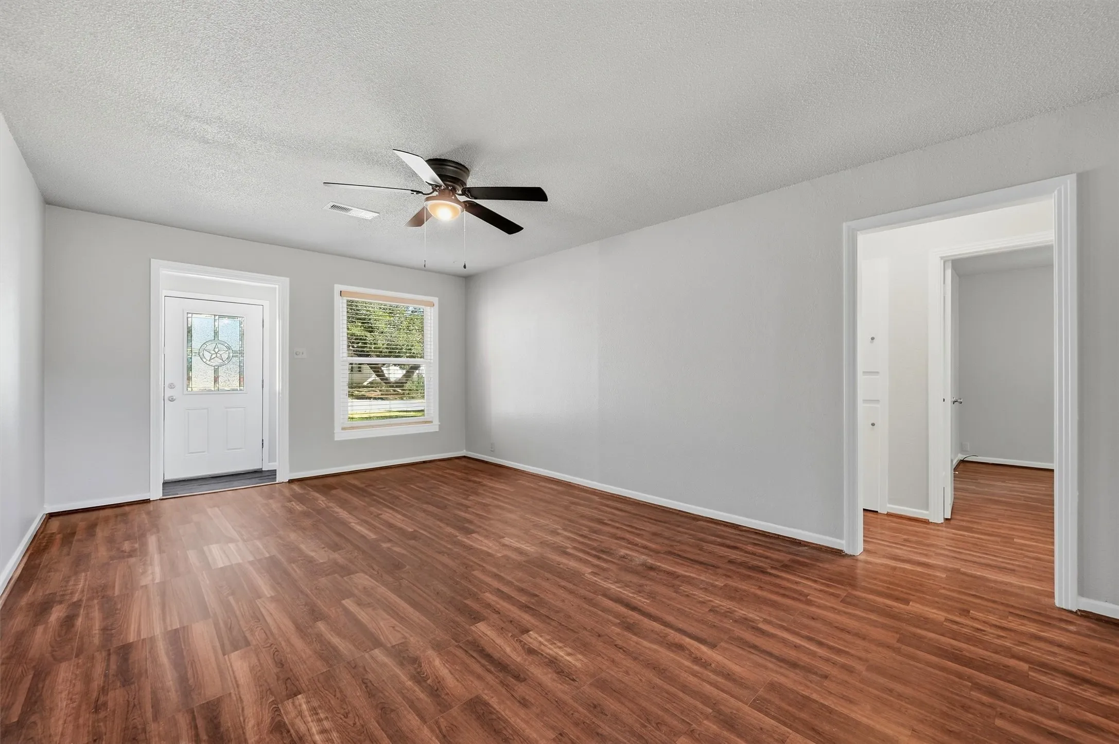 Single Family Residence For Rent in Grayson County , 1006 W Texas Street, Denison, Texas 75020, 3 Bedroom, 2 Bathroom, Garage spaces, 1,224 Sqft, built in 1940, mls#21377270, Real Estate Agent in Denison, Homes For Rent in Grayson county, Homes For Rent in Denison, Realtor in Denison Texas, Real Estate Brokerage Independent Realty Texas, Luminita Cordes Realtor