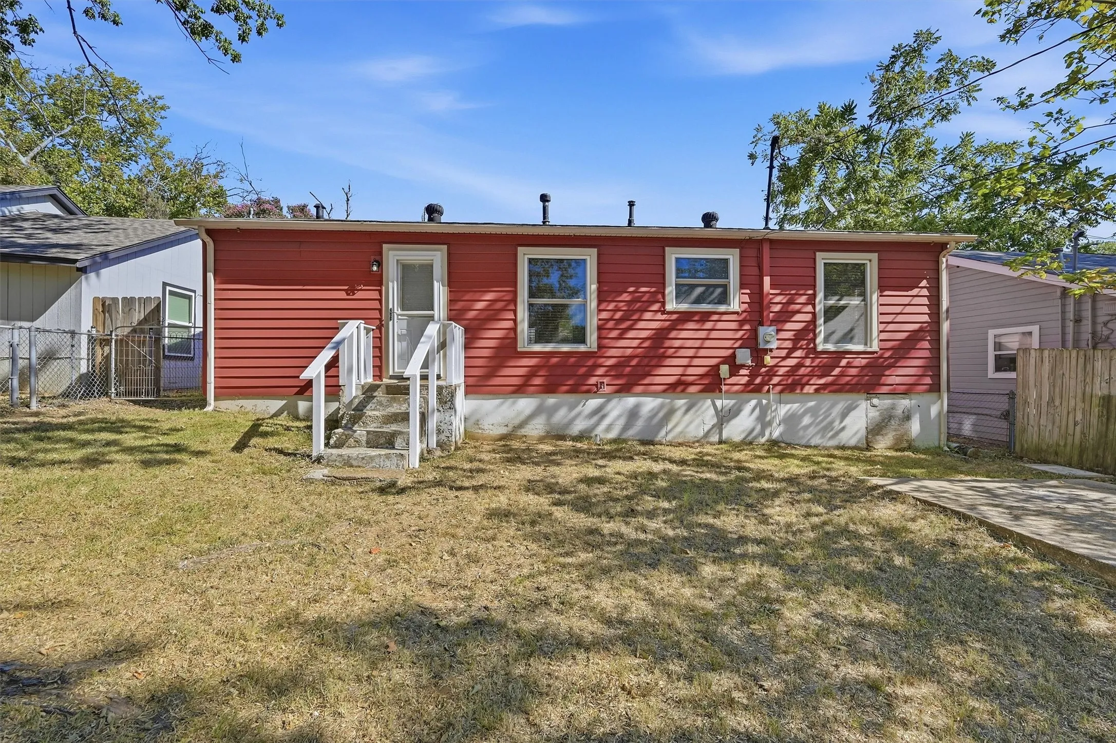 Single Family Residence For Rent in Grayson County , 1006 W Texas Street, Denison, Texas 75020, 3 Bedroom, 2 Bathroom, Garage spaces, 1,224 Sqft, built in 1940, mls#21377270, Real Estate Agent in Denison, Homes For Rent in Grayson county, Homes For Rent in Denison, Realtor in Denison Texas, Real Estate Brokerage Independent Realty Texas, Luminita Cordes Realtor