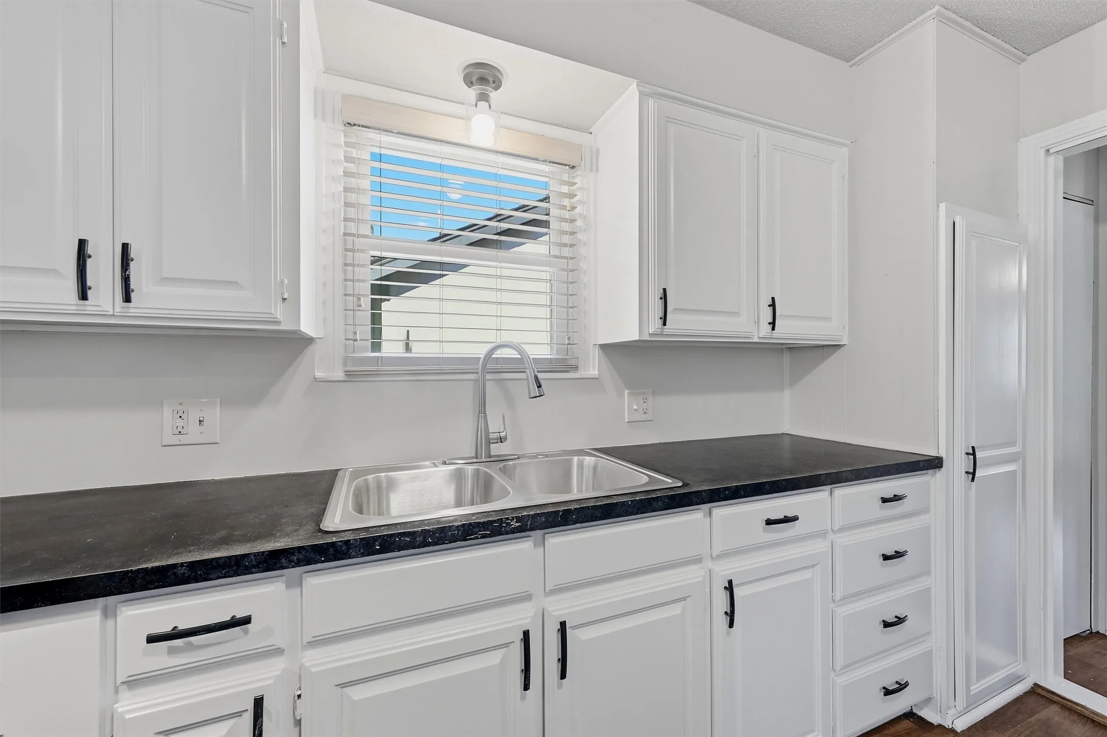 Single Family Residence For Rent in Grayson County , 1006 W Texas Street, Denison, Texas 75020, 3 Bedroom, 2 Bathroom, Garage spaces, 1,224 Sqft, built in 1940, mls#21377270, Real Estate Agent in Denison, Homes For Rent in Grayson county, Homes For Rent in Denison, Realtor in Denison Texas, Real Estate Brokerage Independent Realty Texas, Luminita Cordes Realtor