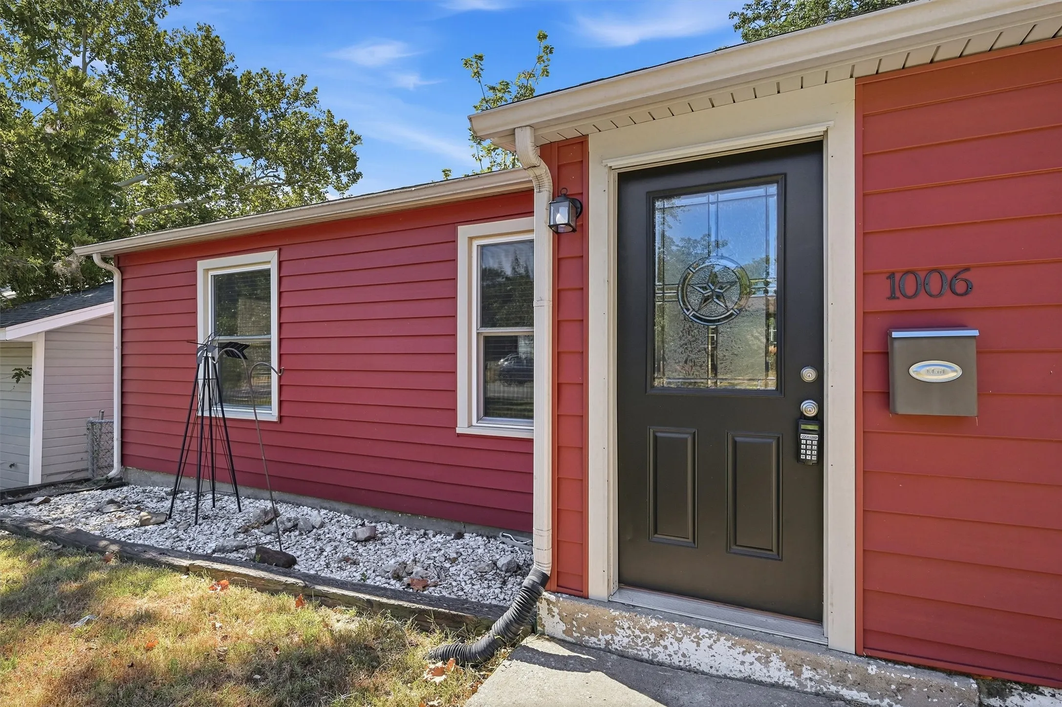 Single Family Residence For Rent in Grayson County , 1006 W Texas Street, Denison, Texas 75020, 3 Bedroom, 2 Bathroom, Garage spaces, 1,224 Sqft, built in 1940, mls#21377270, Real Estate Agent in Denison, Homes For Rent in Grayson county, Homes For Rent in Denison, Realtor in Denison Texas, Real Estate Brokerage Independent Realty Texas, Luminita Cordes Realtor