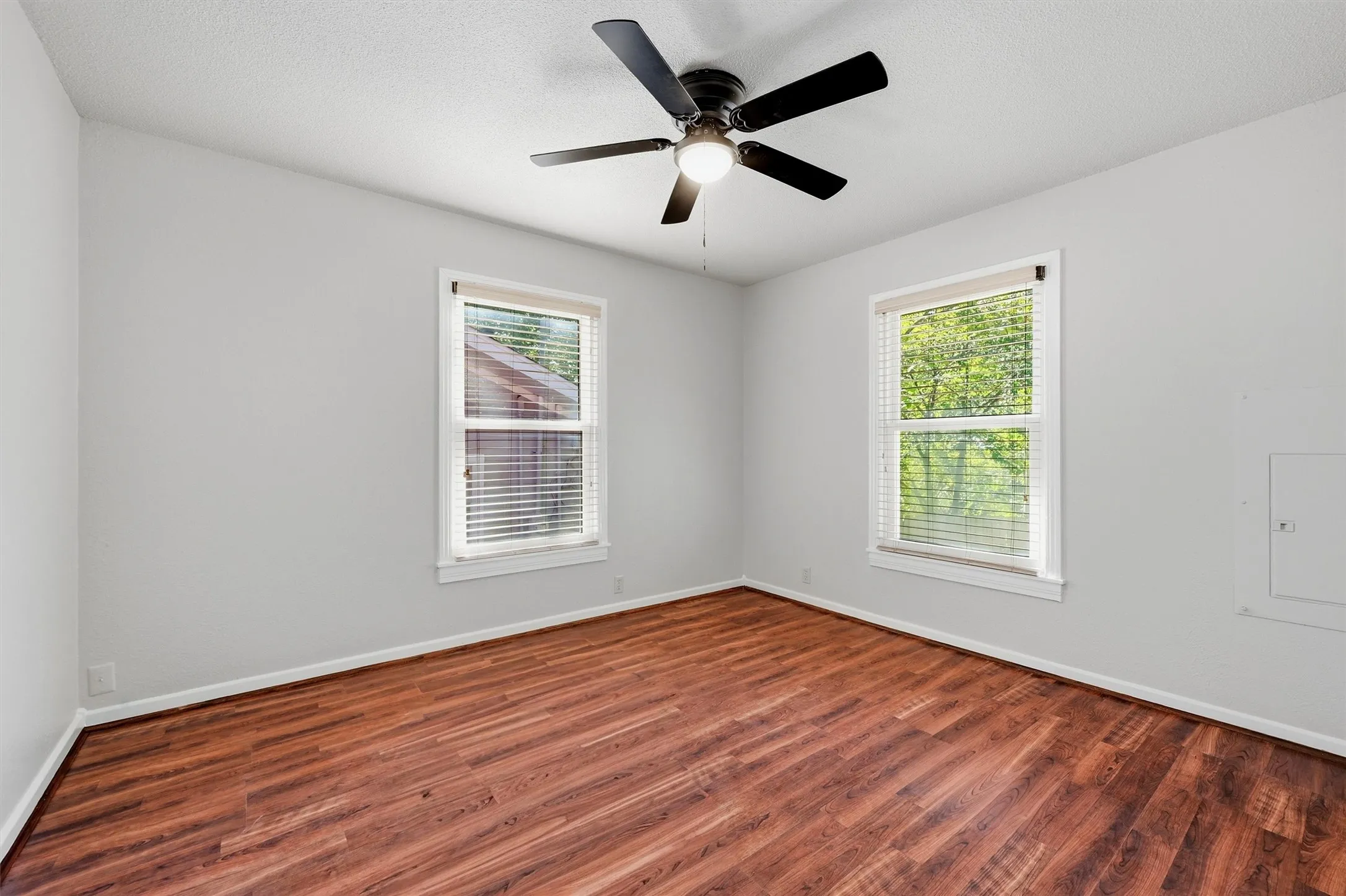 Single Family Residence For Rent in Grayson County , 1006 W Texas Street, Denison, Texas 75020, 3 Bedroom, 2 Bathroom, Garage spaces, 1,224 Sqft, built in 1940, mls#21377270, Real Estate Agent in Denison, Homes For Rent in Grayson county, Homes For Rent in Denison, Realtor in Denison Texas, Real Estate Brokerage Independent Realty Texas, Luminita Cordes Realtor