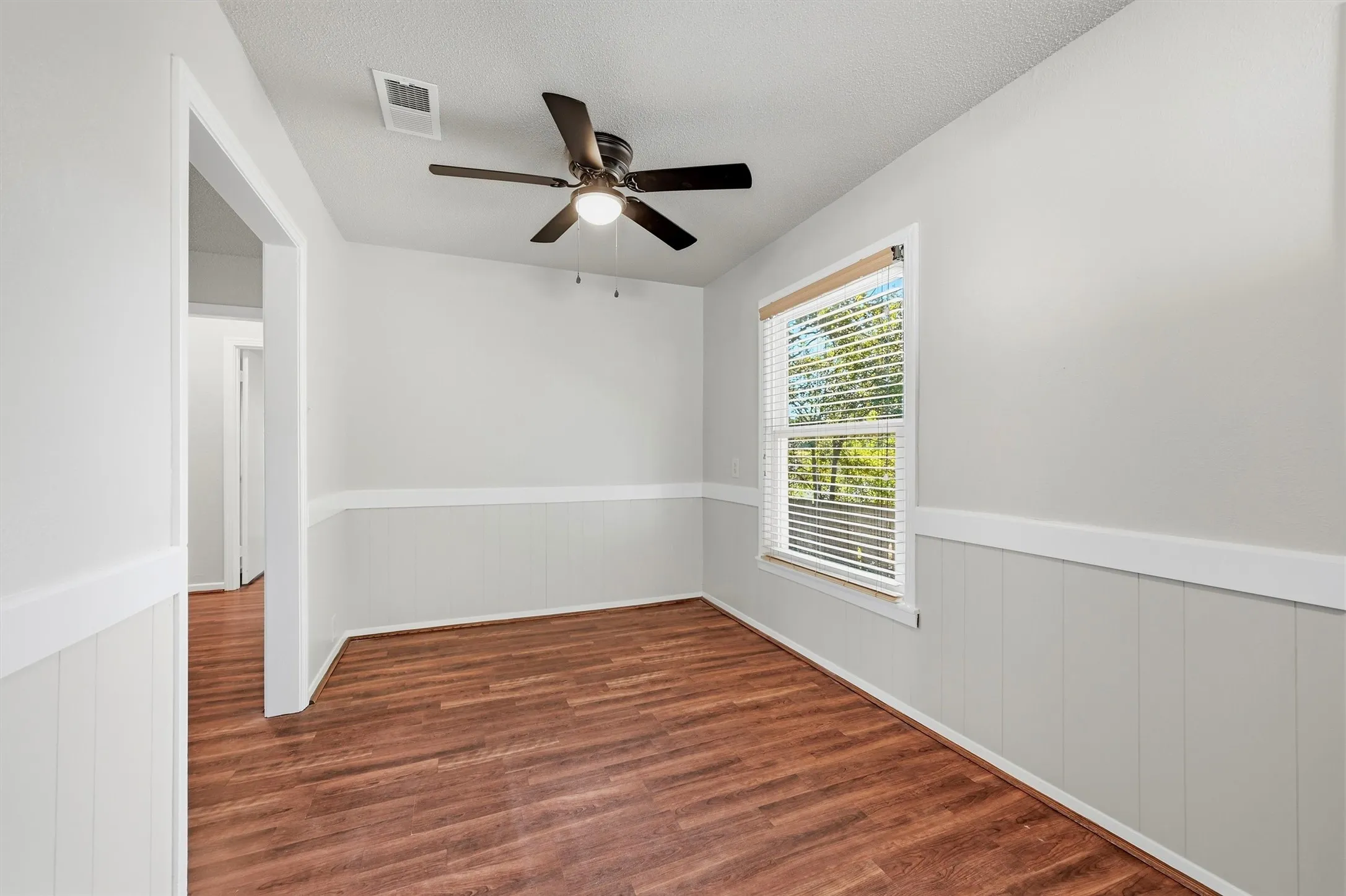 Single Family Residence For Rent in Grayson County , 1006 W Texas Street, Denison, Texas 75020, 3 Bedroom, 2 Bathroom, Garage spaces, 1,224 Sqft, built in 1940, mls#21377270, Real Estate Agent in Denison, Homes For Rent in Grayson county, Homes For Rent in Denison, Realtor in Denison Texas, Real Estate Brokerage Independent Realty Texas, Luminita Cordes Realtor