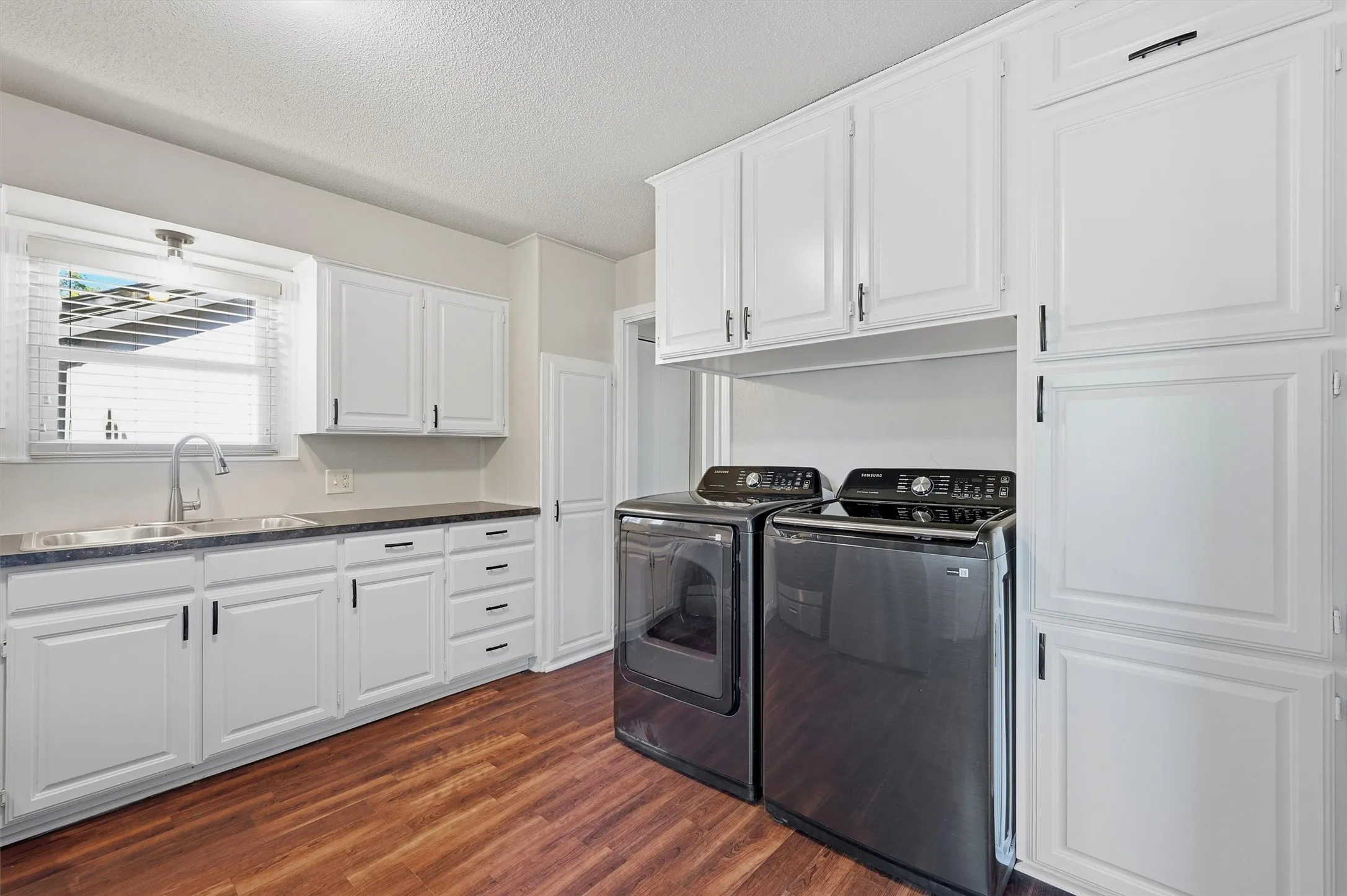 Single Family Residence For Rent in Grayson County , 1006 W Texas Street, Denison, Texas 75020, 3 Bedroom, 2 Bathroom, Garage spaces, 1,224 Sqft, built in 1940, mls#21377270, Real Estate Agent in Denison, Homes For Rent in Grayson county, Homes For Rent in Denison, Realtor in Denison Texas, Real Estate Brokerage Independent Realty Texas, Luminita Cordes Realtor
