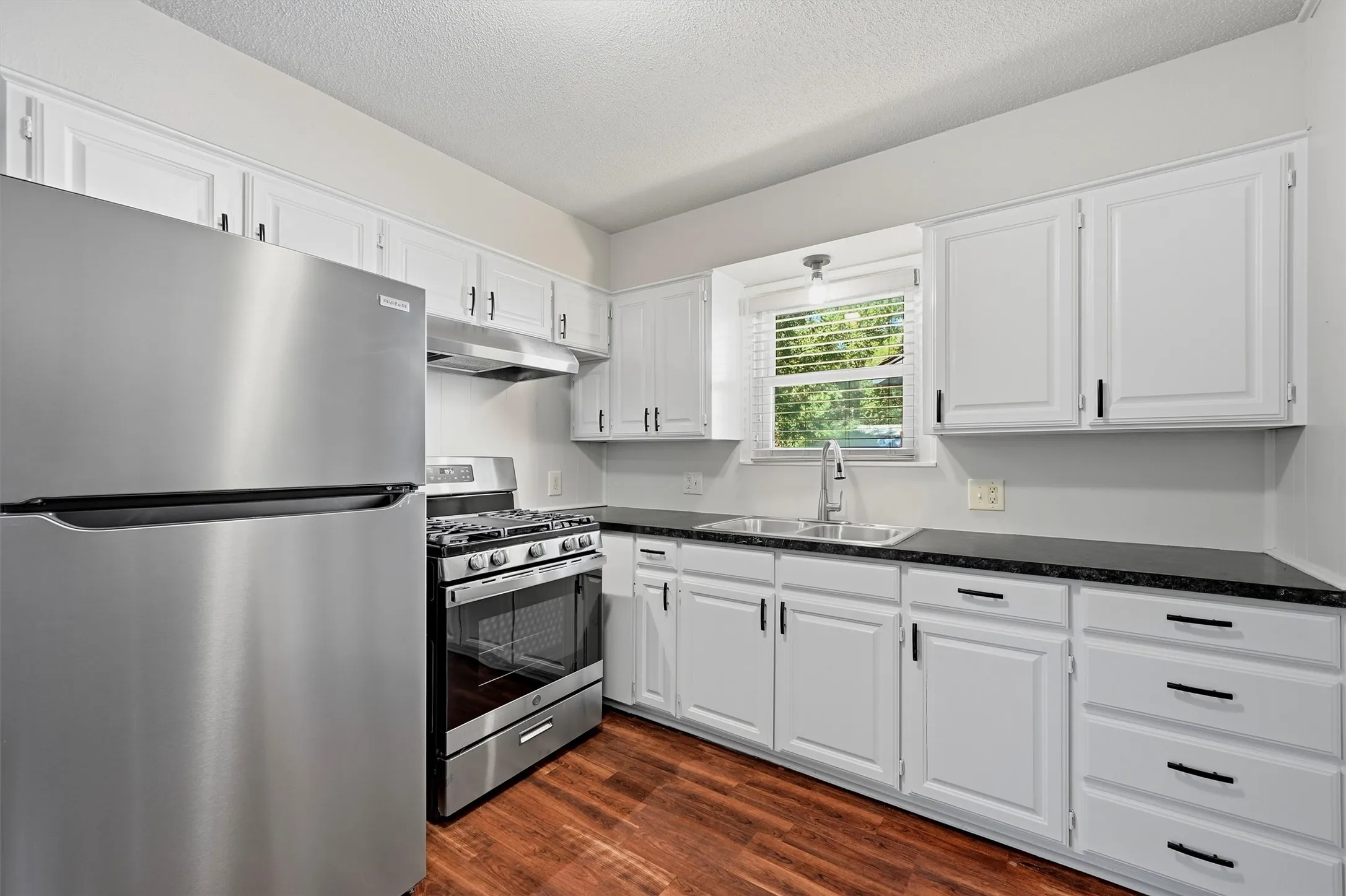 Single Family Residence For Rent in Grayson County , 1006 W Texas Street, Denison, Texas 75020, 3 Bedroom, 2 Bathroom, Garage spaces, 1,224 Sqft, built in 1940, mls#21377270, Real Estate Agent in Denison, Homes For Rent in Grayson county, Homes For Rent in Denison, Realtor in Denison Texas, Real Estate Brokerage Independent Realty Texas, Luminita Cordes Realtor