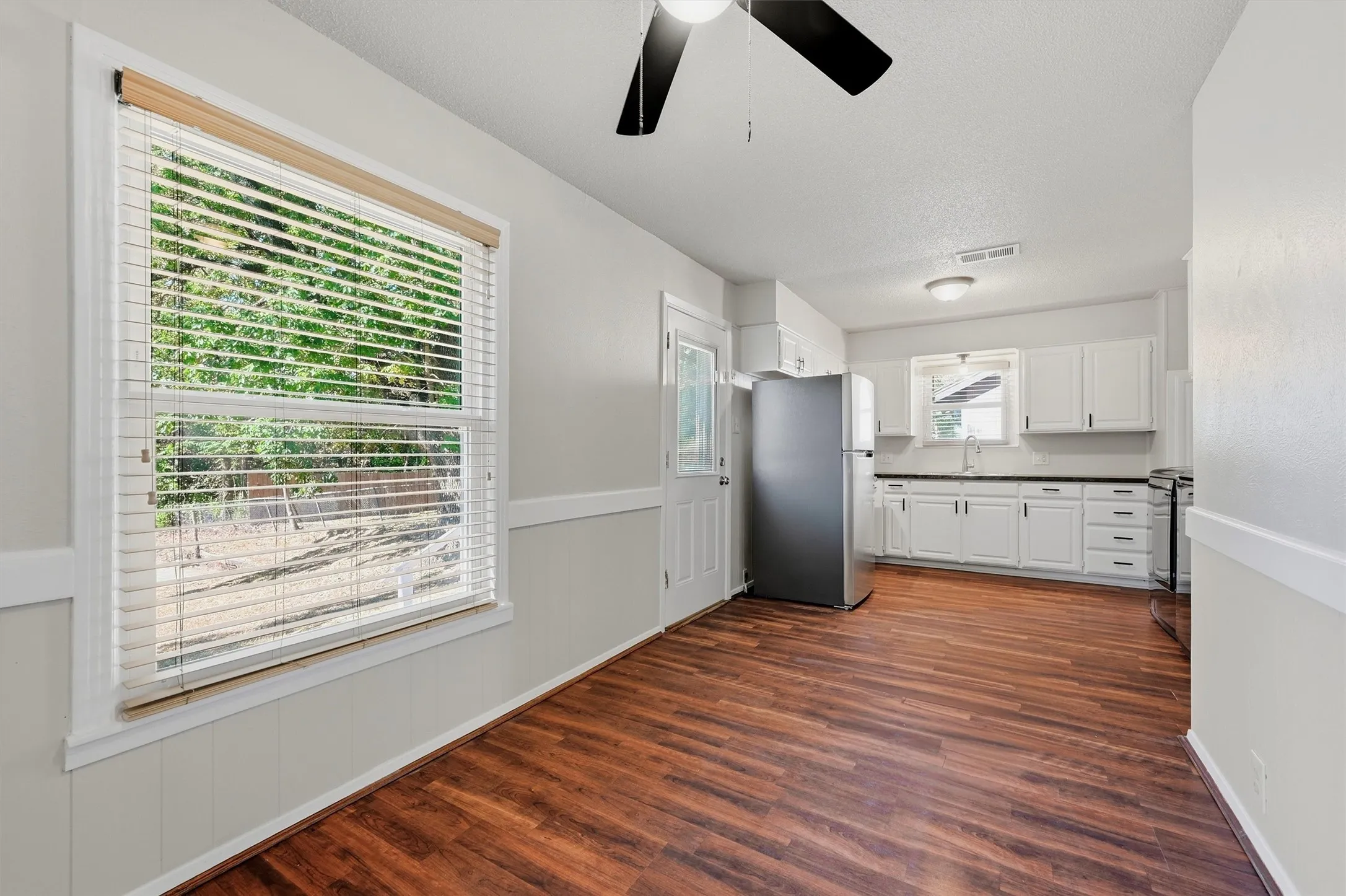 Single Family Residence For Rent in Grayson County , 1006 W Texas Street, Denison, Texas 75020, 3 Bedroom, 2 Bathroom, Garage spaces, 1,224 Sqft, built in 1940, mls#21377270, Real Estate Agent in Denison, Homes For Rent in Grayson county, Homes For Rent in Denison, Realtor in Denison Texas, Real Estate Brokerage Independent Realty Texas, Luminita Cordes Realtor