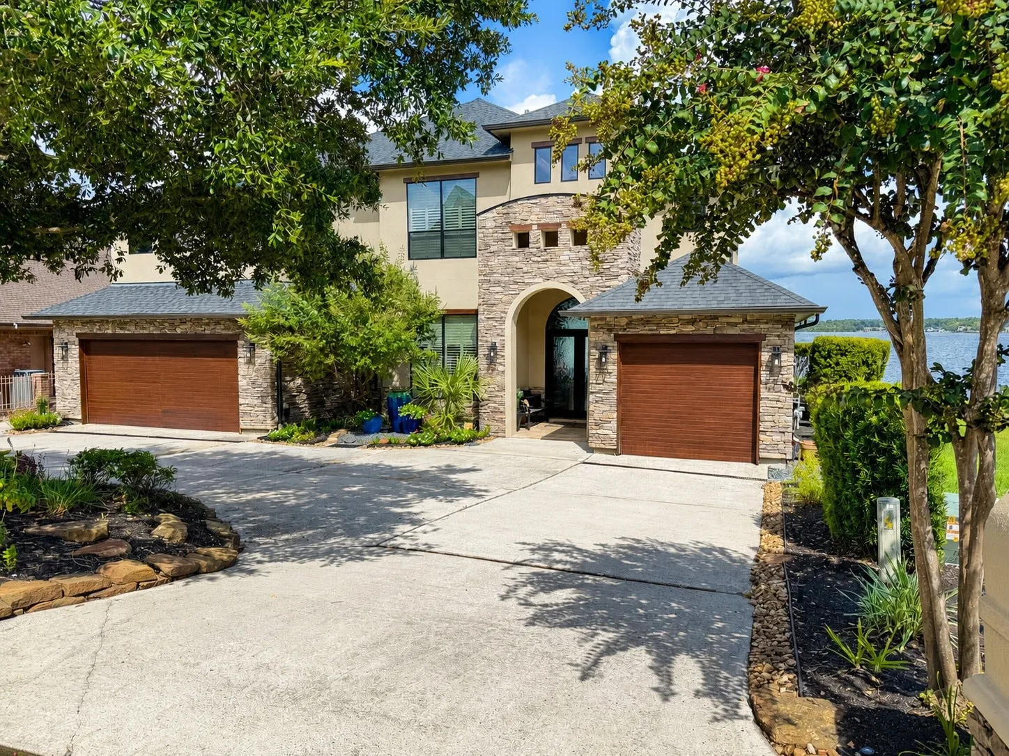 Single Family Residence For Sale in Montgomery County , 182 April Waters Drive N, Montgomery, Texas 77356, 4 Bedroom, 4 Bathroom, 3 Garage spaces, 5,160 Sqft, built in 2008, mls#21375838, Real Estate Agent in Montgomery, Homes For Sale in Montgomery county, Homes For Sale in Montgomery, Realtor in Montgomery Texas, Real Estate Brokerage Independent Realty Texas, Luminita Cordes Realtor