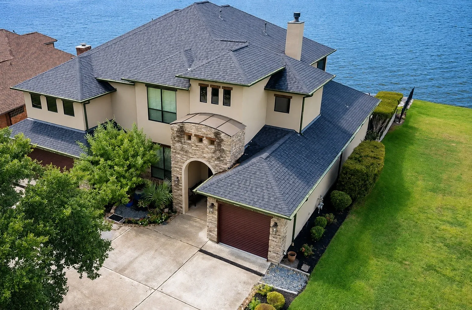 Single Family Residence For Sale in Montgomery County , 182 April Waters Drive N, Montgomery, Texas 77356, 4 Bedroom, 4 Bathroom, 3 Garage spaces, 5,160 Sqft, built in 2008, mls#21375838, Real Estate Agent in Montgomery, Homes For Sale in Montgomery county, Homes For Sale in Montgomery, Realtor in Montgomery Texas, Real Estate Brokerage Independent Realty Texas, Luminita Cordes Realtor