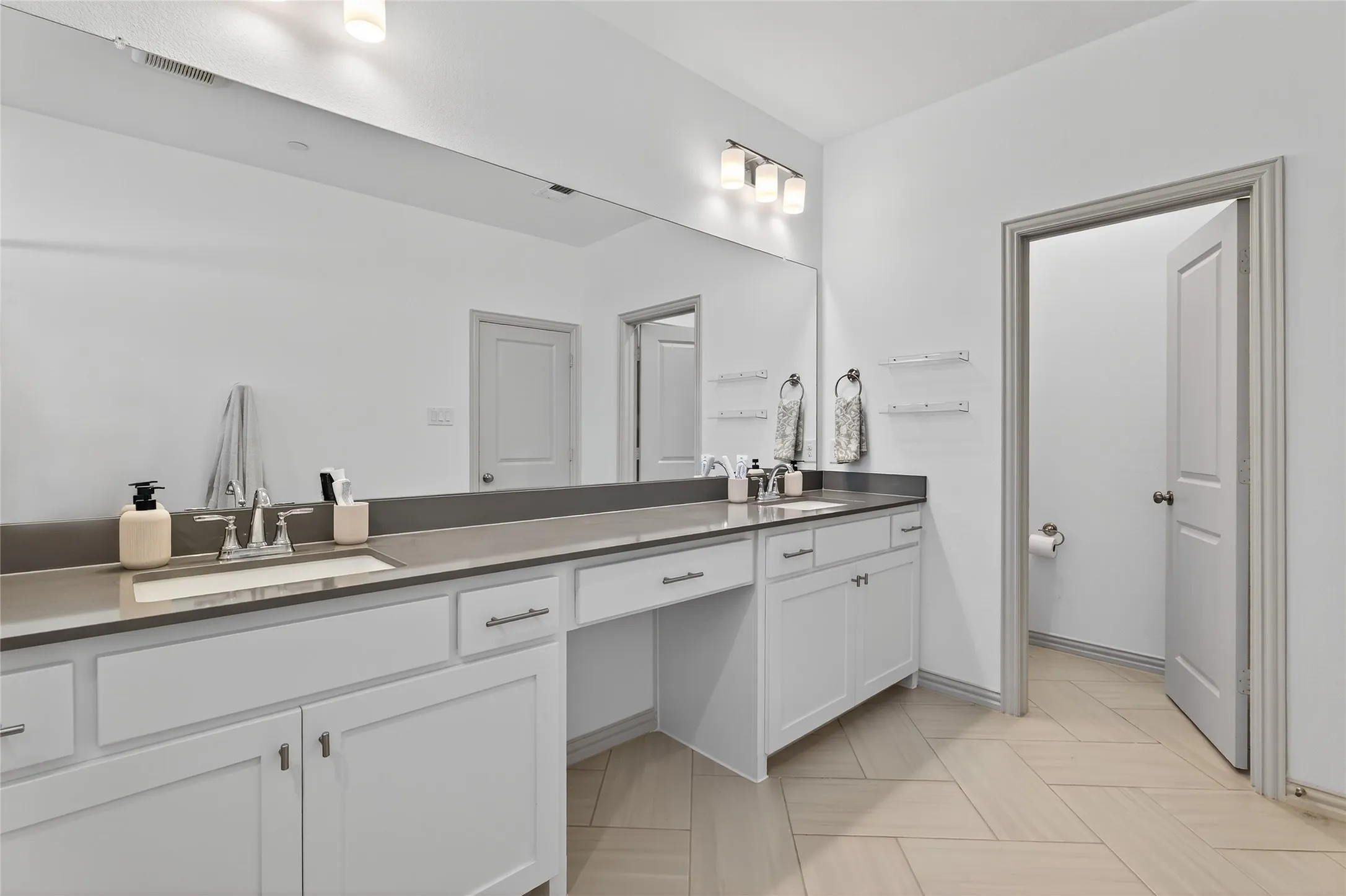 Townhouse For Sale in Collin County , 9000 Phoebe Road, Frisco, Texas 75035, 3 Bedroom, 3 Bathroom, 2 Garage spaces, 2,010 Sqft, built in 2022, mls#21377265, Real Estate Agent in Frisco, Homes For Sale in Collin county, Homes For Sale in Frisco, Realtor in Frisco Texas, Real Estate Brokerage Independent Realty Texas, Luminita Cordes Realtor