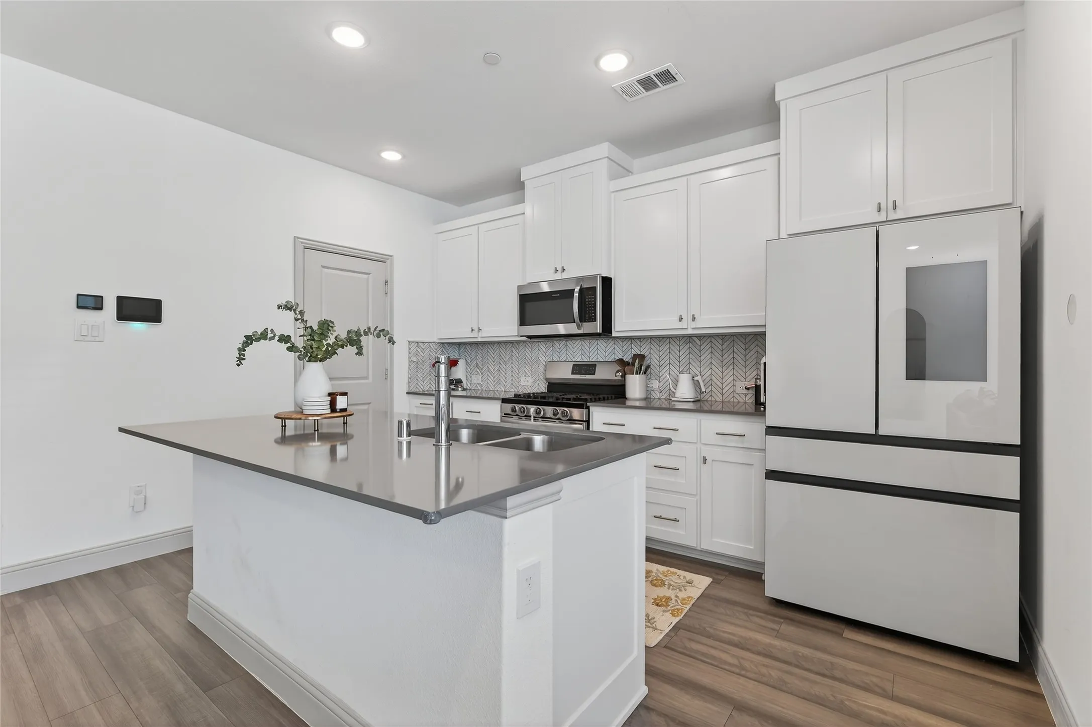 Townhouse For Sale in Collin County , 9000 Phoebe Road, Frisco, Texas 75035, 3 Bedroom, 3 Bathroom, 2 Garage spaces, 2,010 Sqft, built in 2022, mls#21377265, Real Estate Agent in Frisco, Homes For Sale in Collin county, Homes For Sale in Frisco, Realtor in Frisco Texas, Real Estate Brokerage Independent Realty Texas, Luminita Cordes Realtor
