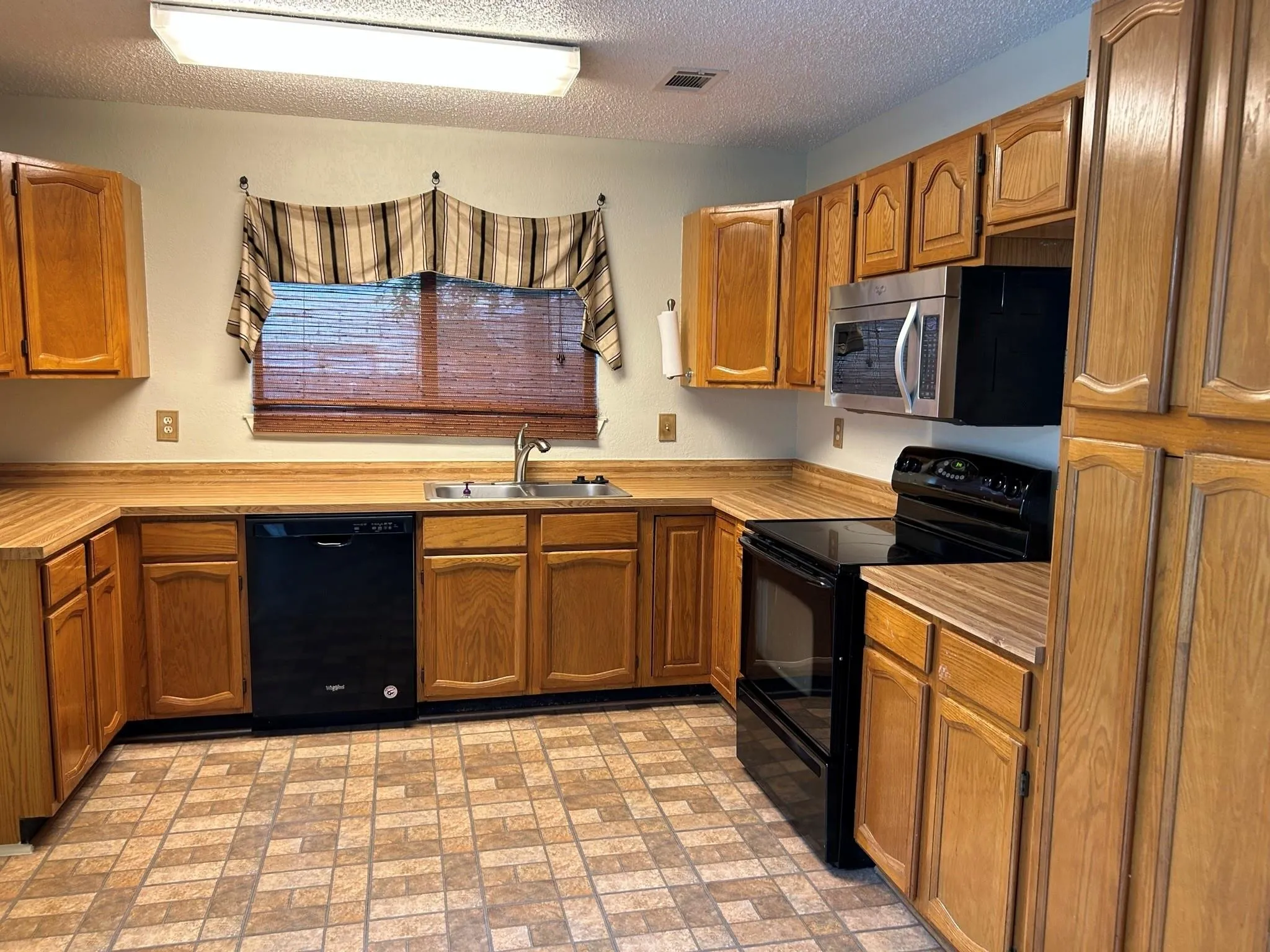 Single Family Residence For Rent in Tarrant County , 1225 Eaton Lane, Grapevine, Texas 76051, 3 Bedroom, 3 Bathroom, 2 Garage spaces, 1,714 Sqft, built in 1985, mls#21376567, Real Estate Agent in Grapevine, Homes For Rent in Tarrant county, Homes For Rent in Grapevine, Realtor in Grapevine Texas, Real Estate Brokerage Independent Realty Texas, Luminita Cordes Realtor