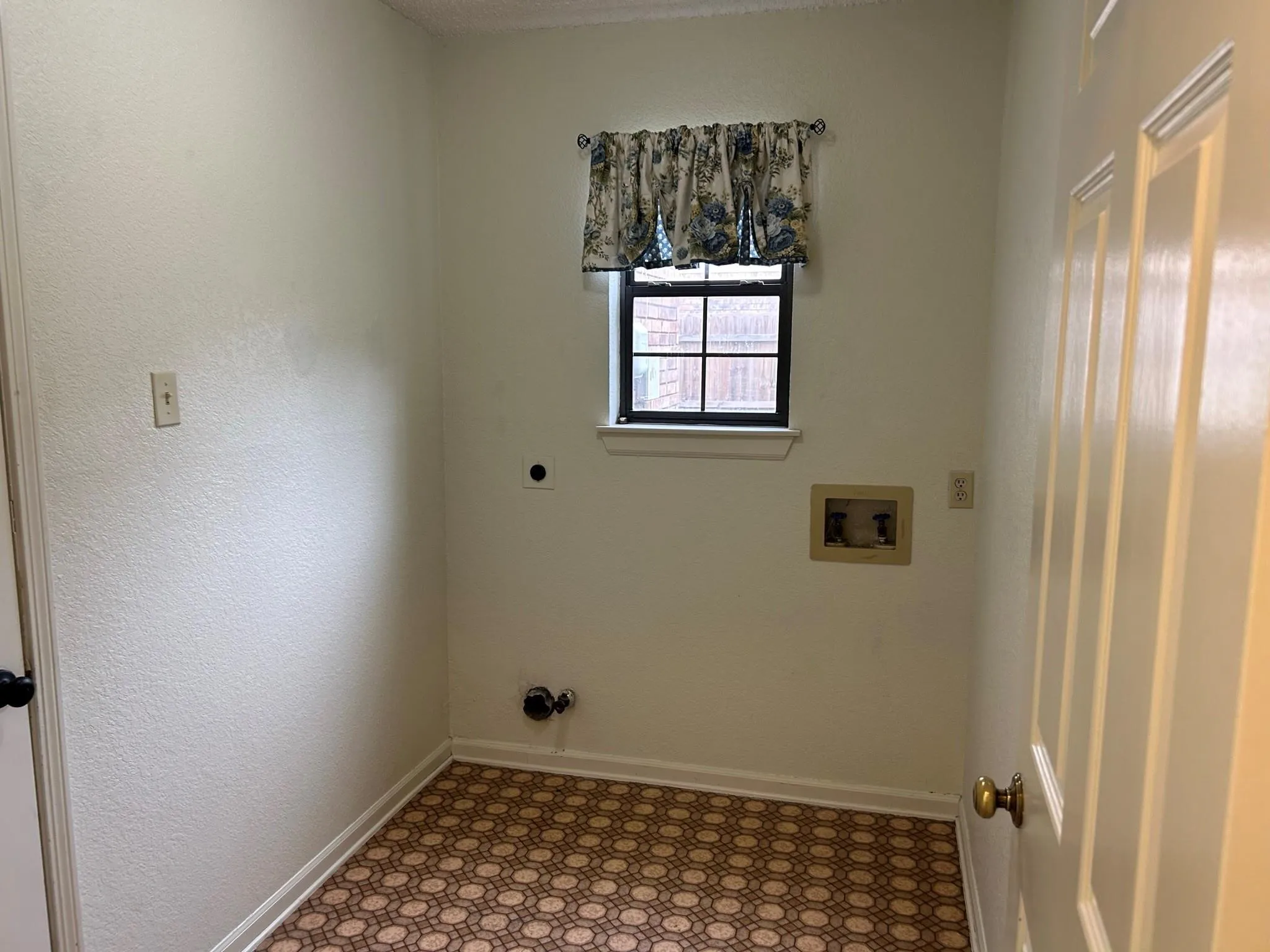 Single Family Residence For Rent in Tarrant County , 1225 Eaton Lane, Grapevine, Texas 76051, 3 Bedroom, 3 Bathroom, 2 Garage spaces, 1,714 Sqft, built in 1985, mls#21376567, Real Estate Agent in Grapevine, Homes For Rent in Tarrant county, Homes For Rent in Grapevine, Realtor in Grapevine Texas, Real Estate Brokerage Independent Realty Texas, Luminita Cordes Realtor