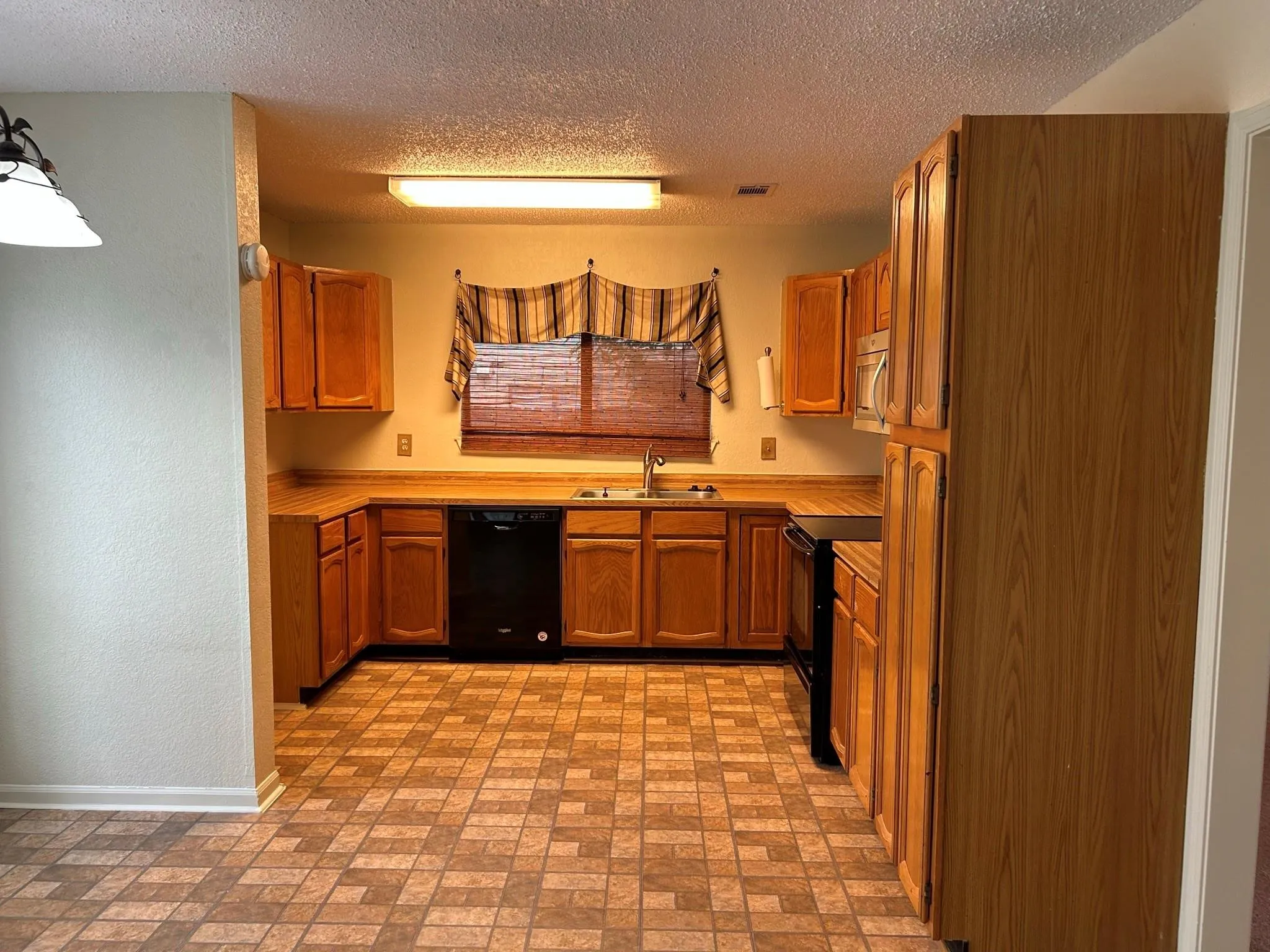 Single Family Residence For Rent in Tarrant County , 1225 Eaton Lane, Grapevine, Texas 76051, 3 Bedroom, 3 Bathroom, 2 Garage spaces, 1,714 Sqft, built in 1985, mls#21376567, Real Estate Agent in Grapevine, Homes For Rent in Tarrant county, Homes For Rent in Grapevine, Realtor in Grapevine Texas, Real Estate Brokerage Independent Realty Texas, Luminita Cordes Realtor