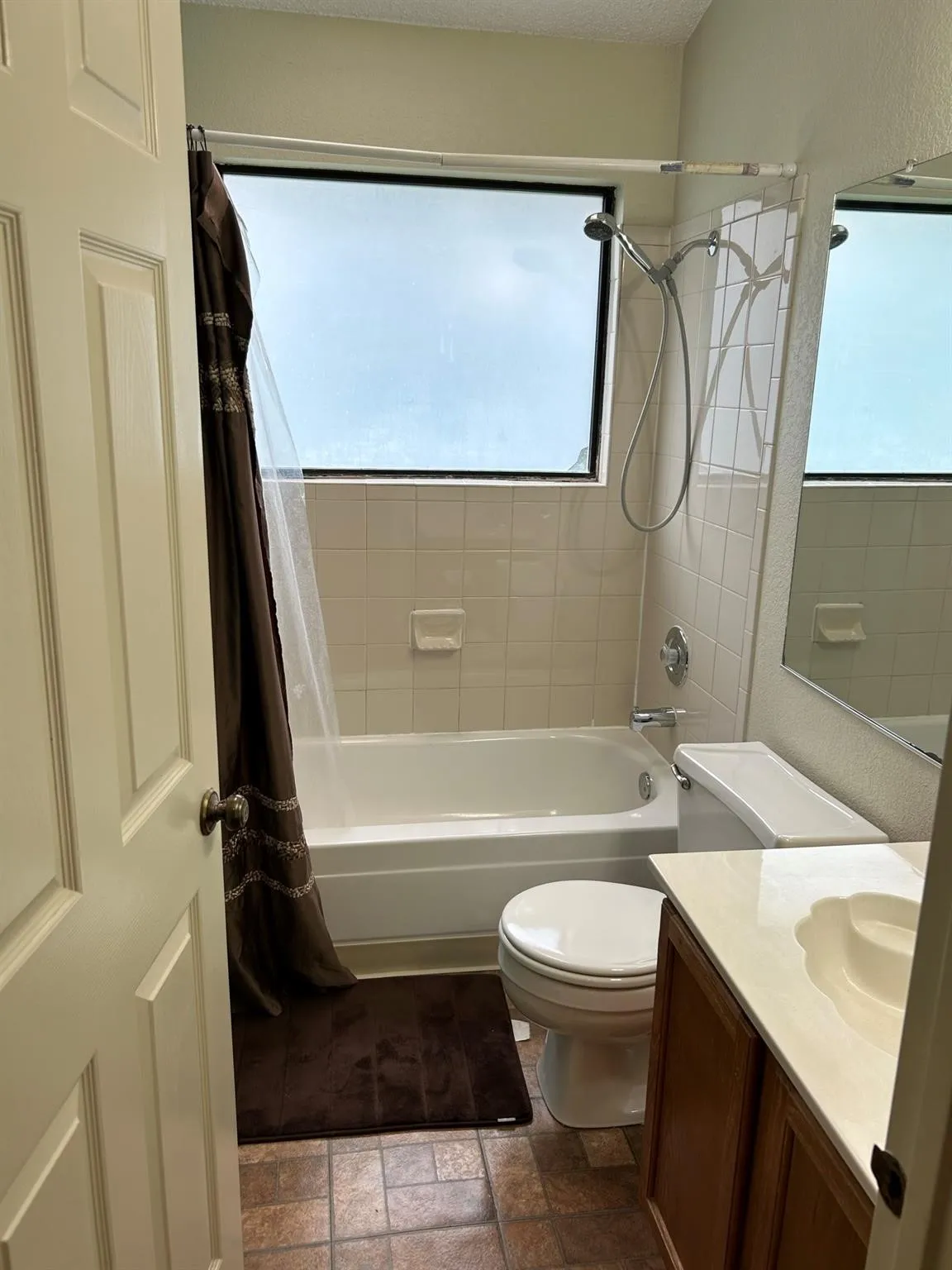 Single Family Residence For Rent in Tarrant County , 1225 Eaton Lane, Grapevine, Texas 76051, 3 Bedroom, 3 Bathroom, 2 Garage spaces, 1,714 Sqft, built in 1985, mls#21376567, Real Estate Agent in Grapevine, Homes For Rent in Tarrant county, Homes For Rent in Grapevine, Realtor in Grapevine Texas, Real Estate Brokerage Independent Realty Texas, Luminita Cordes Realtor