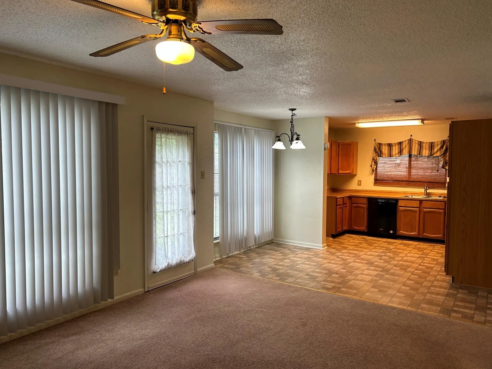Single Family Residence For Rent in Tarrant County , 1225 Eaton Lane, Grapevine, Texas 76051, 3 Bedroom, 3 Bathroom, 2 Garage spaces, 1,714 Sqft, built in 1985, mls#21376567, Real Estate Agent in Grapevine, Homes For Rent in Tarrant county, Homes For Rent in Grapevine, Realtor in Grapevine Texas, Real Estate Brokerage Independent Realty Texas, Luminita Cordes Realtor
