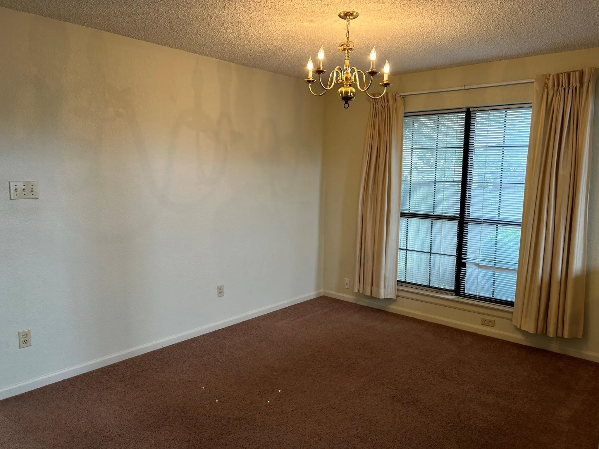 Single Family Residence For Rent in Tarrant County , 1225 Eaton Lane, Grapevine, Texas 76051, 3 Bedroom, 3 Bathroom, 2 Garage spaces, 1,714 Sqft, built in 1985, mls#21376567, Real Estate Agent in Grapevine, Homes For Rent in Tarrant county, Homes For Rent in Grapevine, Realtor in Grapevine Texas, Real Estate Brokerage Independent Realty Texas, Luminita Cordes Realtor