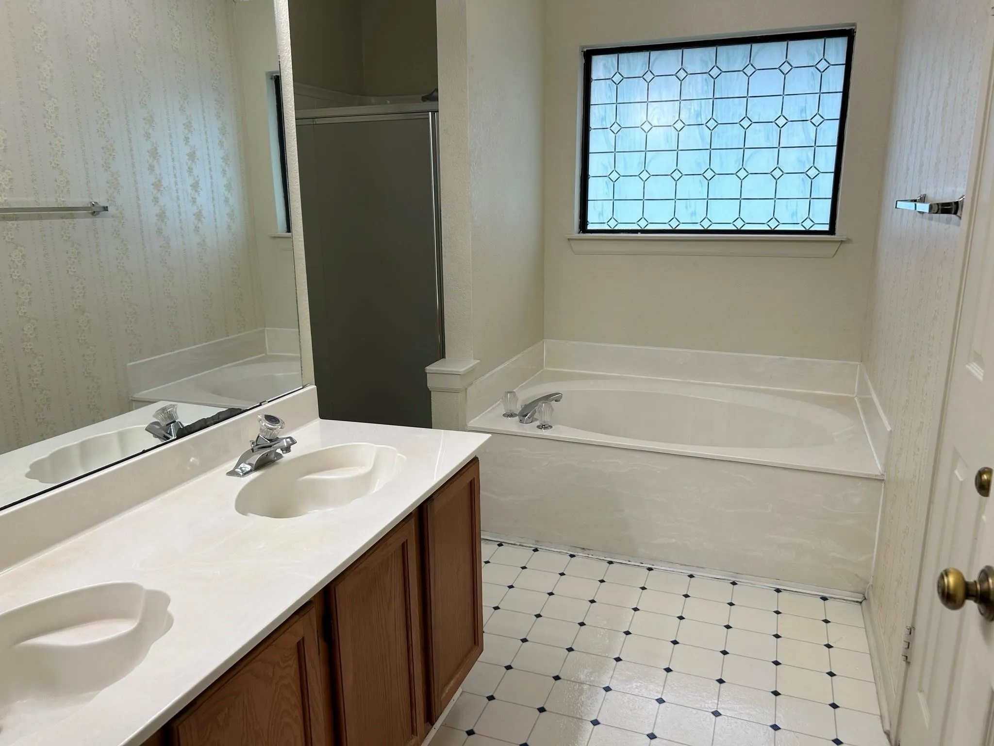 Single Family Residence For Rent in Tarrant County , 1225 Eaton Lane, Grapevine, Texas 76051, 3 Bedroom, 3 Bathroom, 2 Garage spaces, 1,714 Sqft, built in 1985, mls#21376567, Real Estate Agent in Grapevine, Homes For Rent in Tarrant county, Homes For Rent in Grapevine, Realtor in Grapevine Texas, Real Estate Brokerage Independent Realty Texas, Luminita Cordes Realtor
