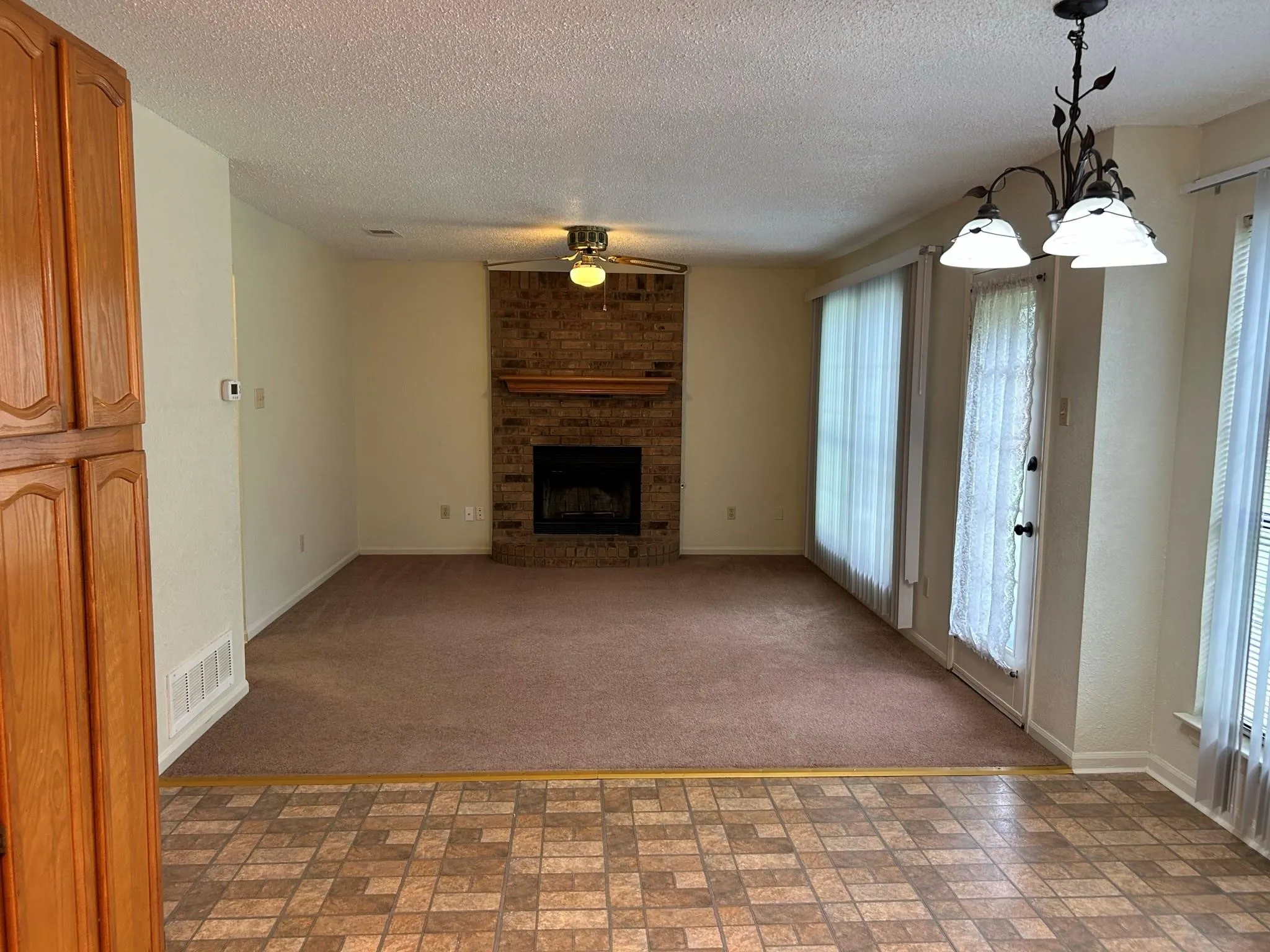 Single Family Residence For Rent in Tarrant County , 1225 Eaton Lane, Grapevine, Texas 76051, 3 Bedroom, 3 Bathroom, 2 Garage spaces, 1,714 Sqft, built in 1985, mls#21376567, Real Estate Agent in Grapevine, Homes For Rent in Tarrant county, Homes For Rent in Grapevine, Realtor in Grapevine Texas, Real Estate Brokerage Independent Realty Texas, Luminita Cordes Realtor