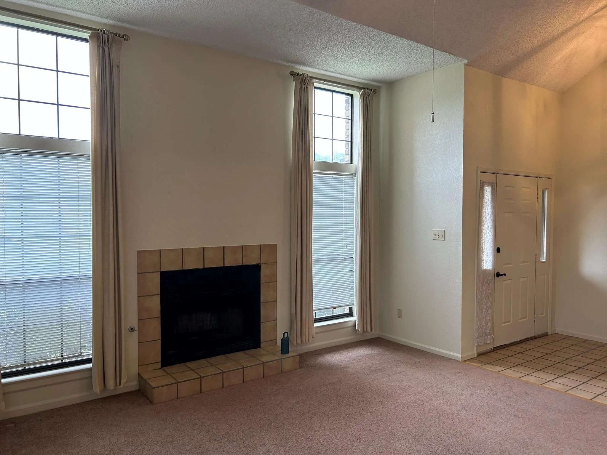 Single Family Residence For Rent in Tarrant County , 1225 Eaton Lane, Grapevine, Texas 76051, 3 Bedroom, 3 Bathroom, 2 Garage spaces, 1,714 Sqft, built in 1985, mls#21376567, Real Estate Agent in Grapevine, Homes For Rent in Tarrant county, Homes For Rent in Grapevine, Realtor in Grapevine Texas, Real Estate Brokerage Independent Realty Texas, Luminita Cordes Realtor