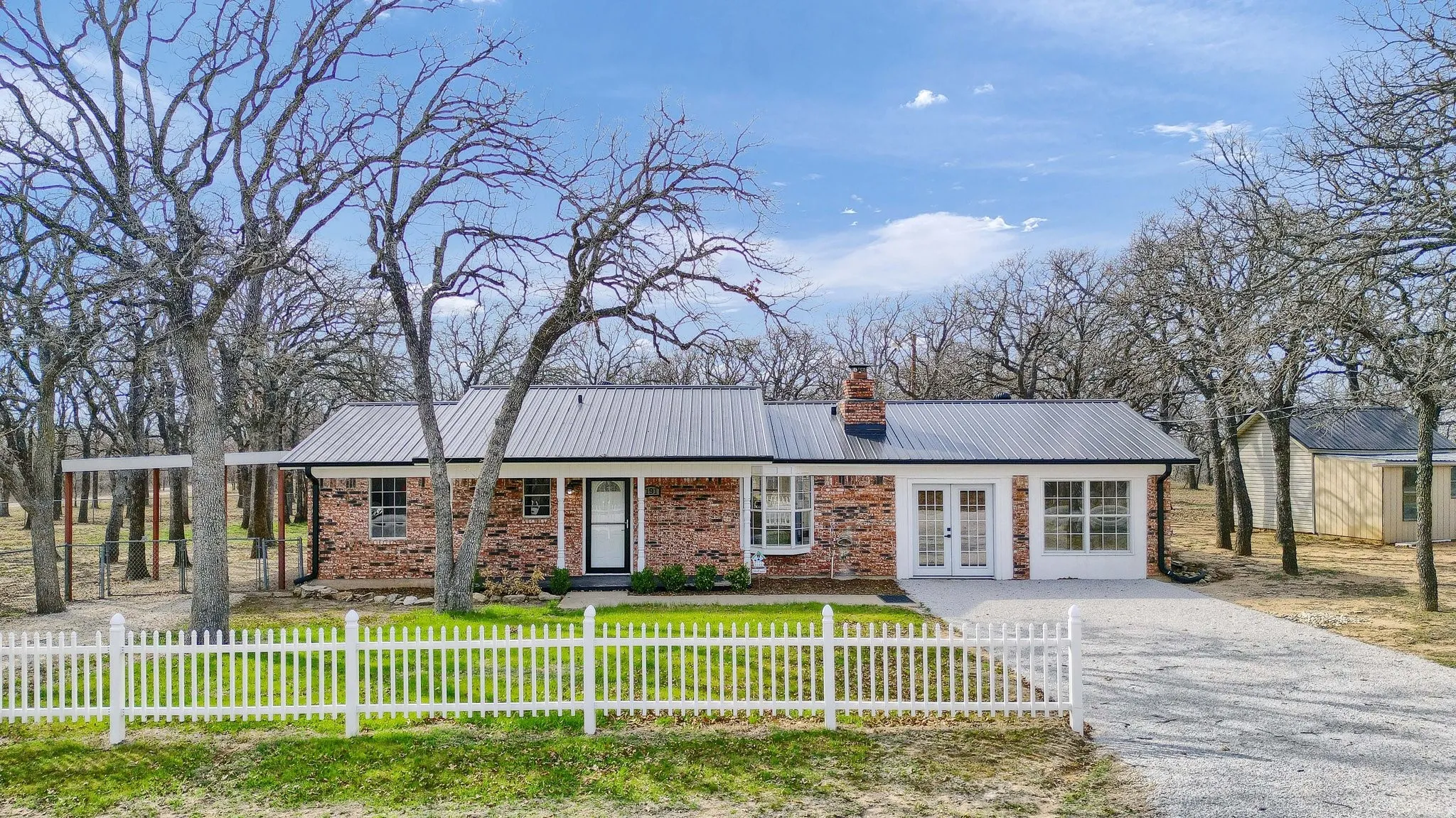 Single Family Residence For Sale in Montague County , 191 Seneca Trail S, Nocona, Texas 76255, 3 Bedroom, 2 Bathroom, Garage spaces, 1,872 Sqft, built in 1979, mls#21377199, Real Estate Agent in Nocona, Homes For Sale in Montague county, Homes For Sale in Nocona, Realtor in Nocona Texas, Real Estate Brokerage Independent Realty Texas, Luminita Cordes Realtor
