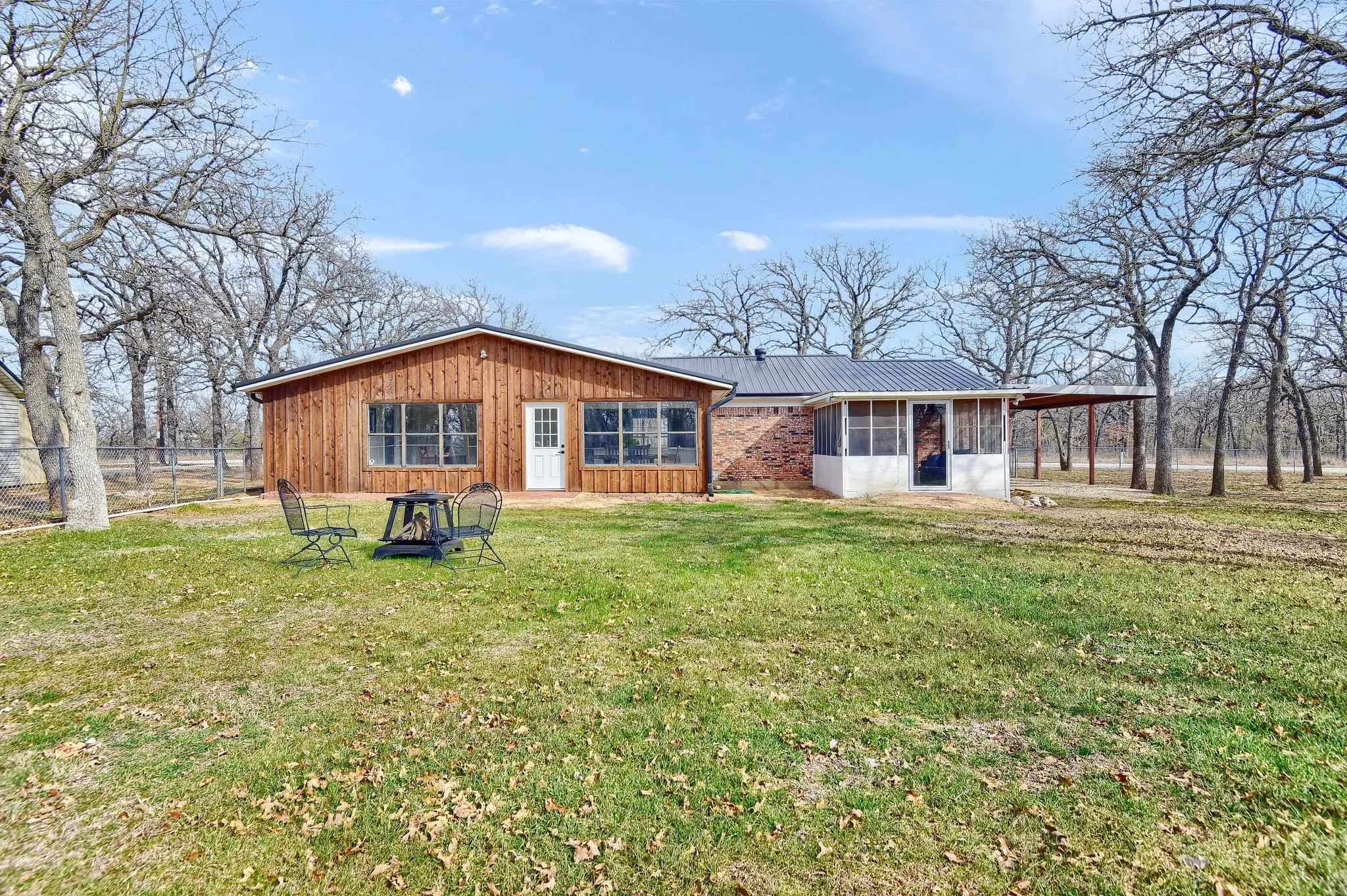 Single Family Residence For Sale in Montague County , 191 Seneca Trail S, Nocona, Texas 76255, 3 Bedroom, 2 Bathroom, Garage spaces, 1,872 Sqft, built in 1979, mls#21377199, Real Estate Agent in Nocona, Homes For Sale in Montague county, Homes For Sale in Nocona, Realtor in Nocona Texas, Real Estate Brokerage Independent Realty Texas, Luminita Cordes Realtor