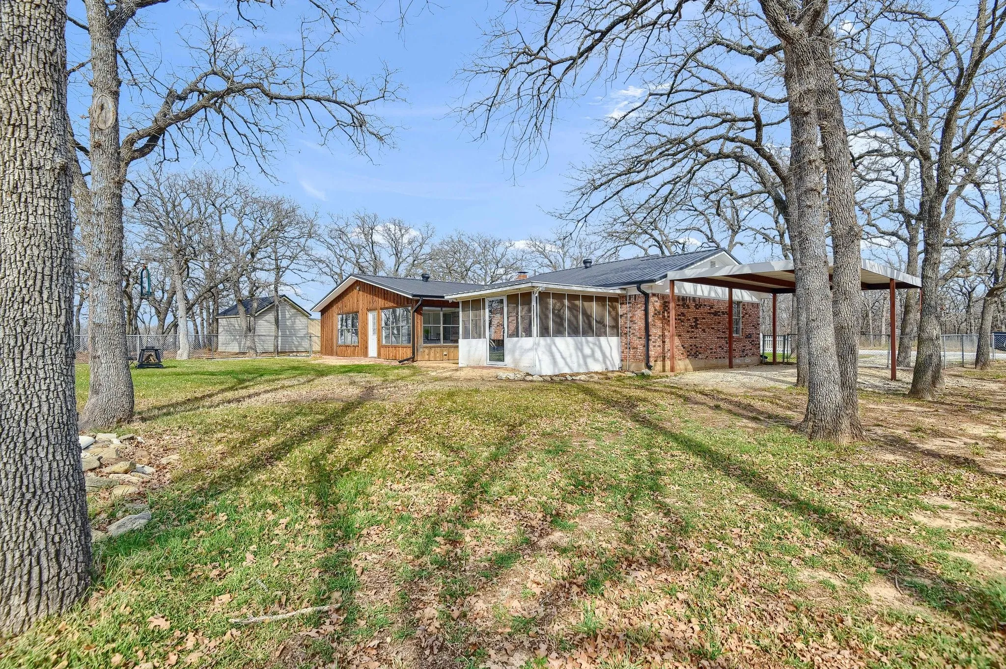 Single Family Residence For Sale in Montague County , 191 Seneca Trail S, Nocona, Texas 76255, 3 Bedroom, 2 Bathroom, Garage spaces, 1,872 Sqft, built in 1979, mls#21377199, Real Estate Agent in Nocona, Homes For Sale in Montague county, Homes For Sale in Nocona, Realtor in Nocona Texas, Real Estate Brokerage Independent Realty Texas, Luminita Cordes Realtor