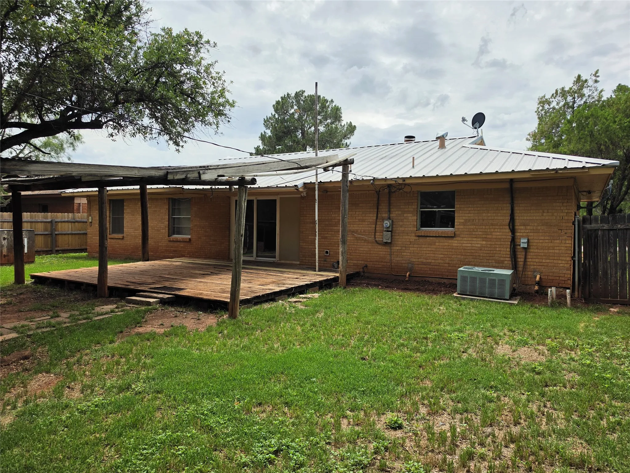 Single Family Residence For Rent in Taylor County , 1685 N Willis Street, Abilene, Texas 79603, 3 Bedroom, 2 Bathroom, 2 Garage spaces, 1,349 Sqft, built in 1957, mls#21377286, Real Estate Agent in Abilene, Homes For Rent in Taylor county, Homes For Rent in Abilene, Realtor in Abilene Texas, Real Estate Brokerage Independent Realty Texas, Luminita Cordes Realtor
