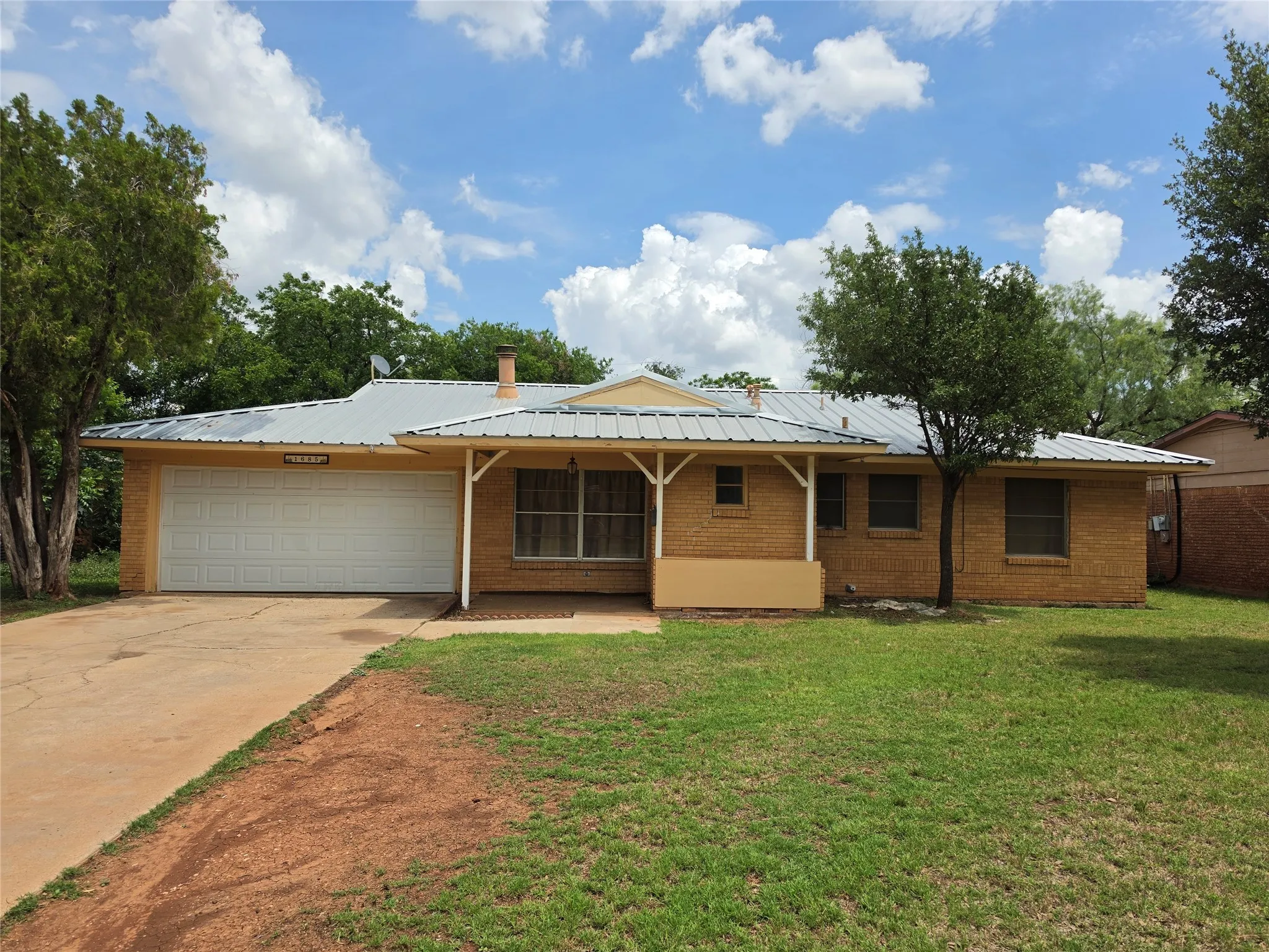 Single Family Residence For Rent in Taylor County , 1685 N Willis Street, Abilene, Texas 79603, 3 Bedroom, 2 Bathroom, 2 Garage spaces, 1,349 Sqft, built in 1957, mls#21377286, Real Estate Agent in Abilene, Homes For Rent in Taylor county, Homes For Rent in Abilene, Realtor in Abilene Texas, Real Estate Brokerage Independent Realty Texas, Luminita Cordes Realtor