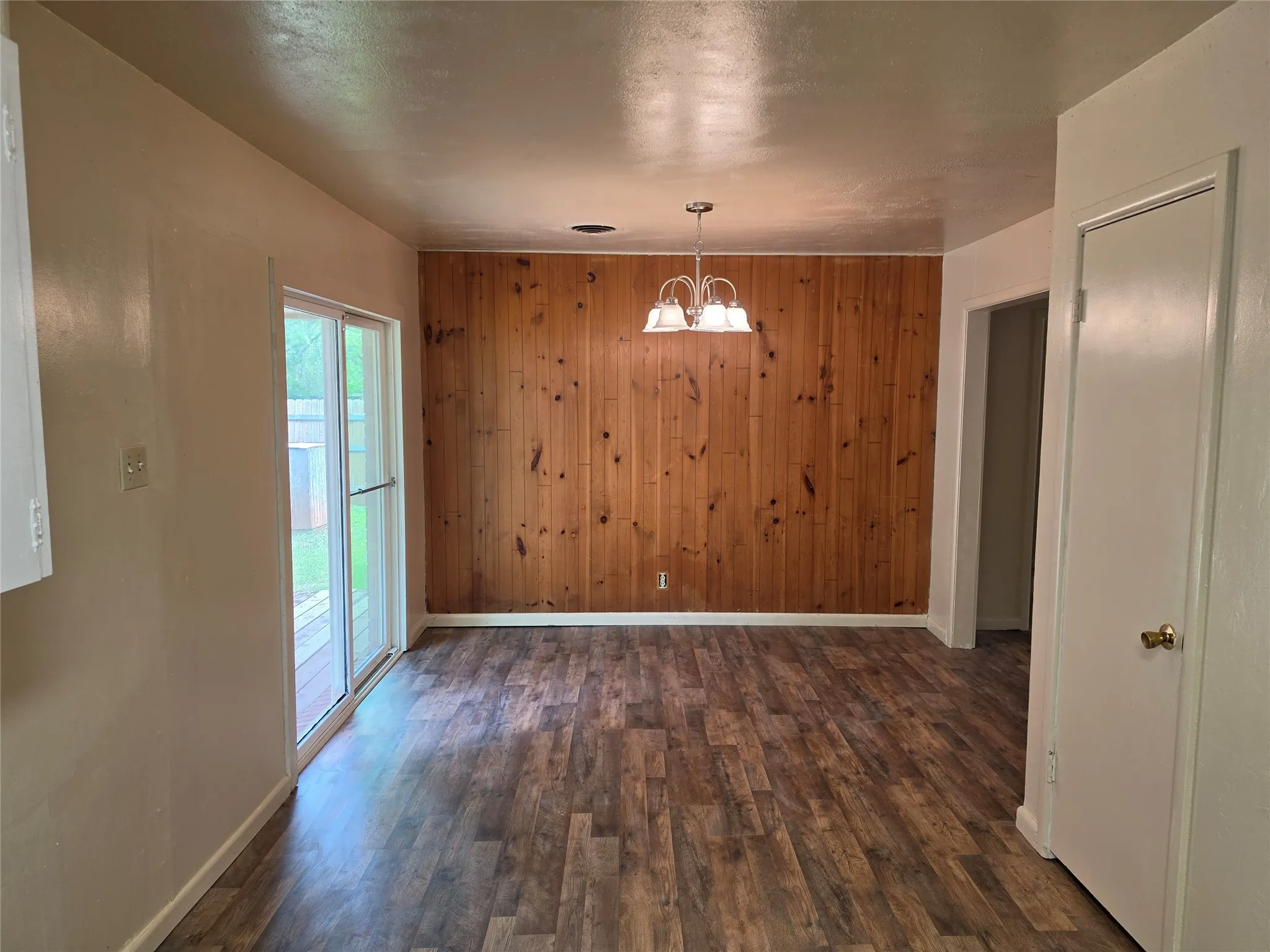 Single Family Residence For Rent in Taylor County , 1685 N Willis Street, Abilene, Texas 79603, 3 Bedroom, 2 Bathroom, 2 Garage spaces, 1,349 Sqft, built in 1957, mls#21377286, Real Estate Agent in Abilene, Homes For Rent in Taylor county, Homes For Rent in Abilene, Realtor in Abilene Texas, Real Estate Brokerage Independent Realty Texas, Luminita Cordes Realtor