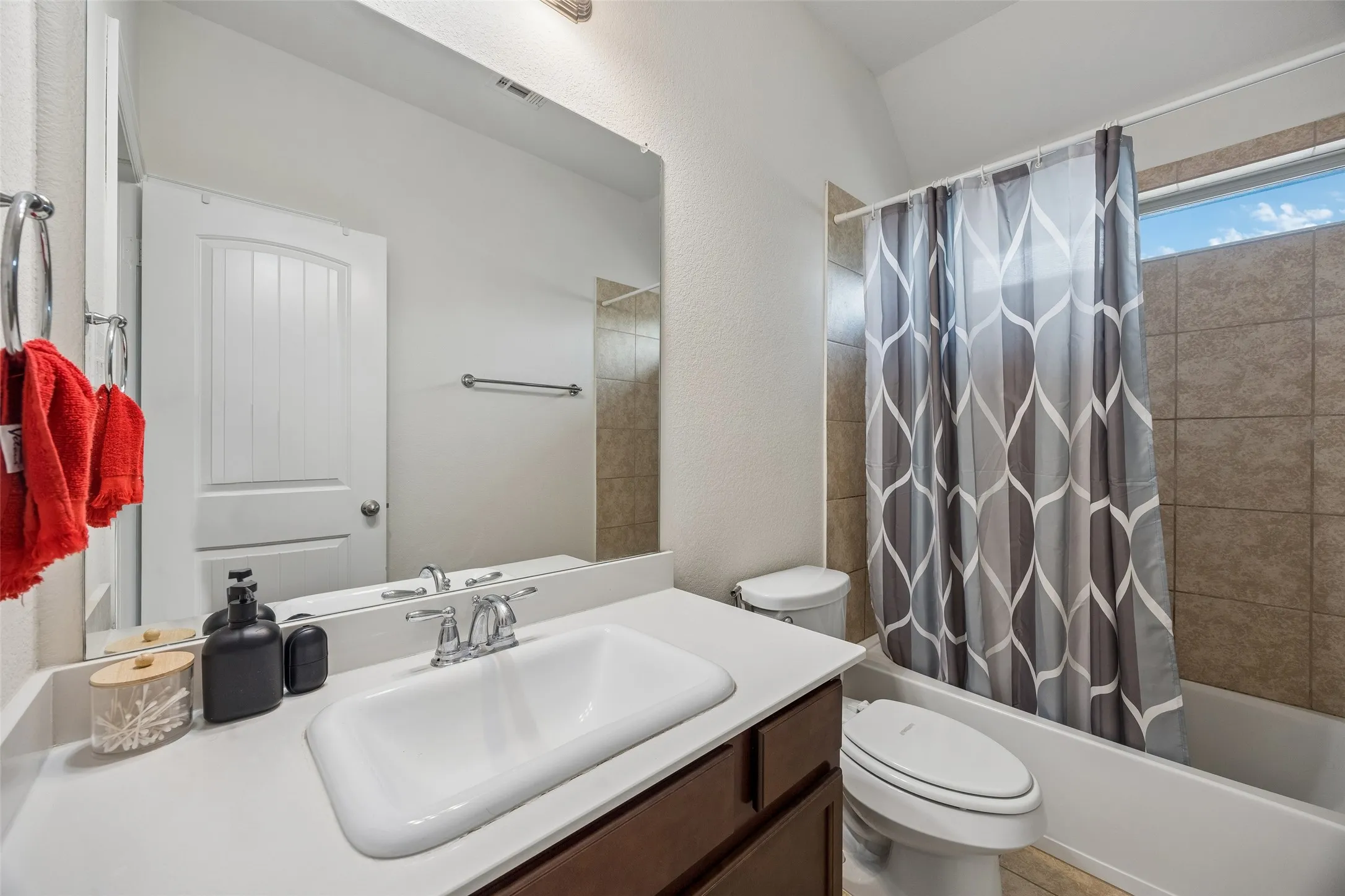 Single Family Residence For Sale in Collin County , 1813 Lisburn Drive, Mc Kinney, Texas 75071, 4 Bedroom, 4 Bathroom, 2 Garage spaces, 3,032 Sqft, built in 2017, mls#21374739, Real Estate Agent in Mc Kinney, Homes For Sale in Collin county, Homes For Sale in Mc Kinney, Realtor in Mc Kinney Texas, Real Estate Brokerage Independent Realty Texas, Luminita Cordes Realtor