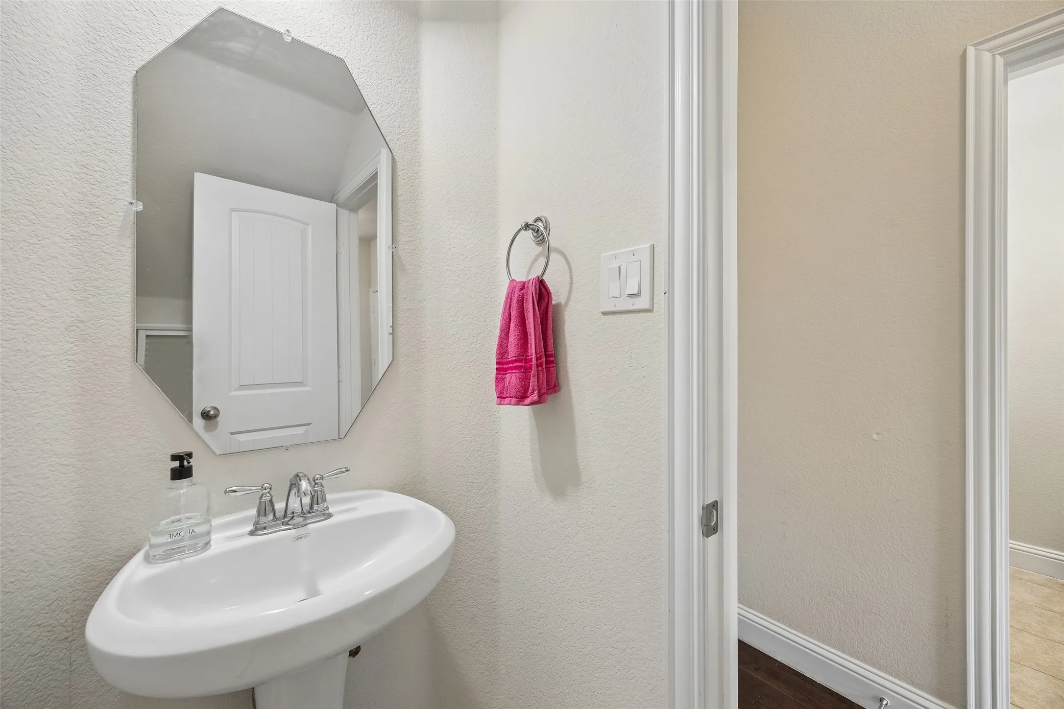 Single Family Residence For Sale in Collin County , 1813 Lisburn Drive, Mc Kinney, Texas 75071, 4 Bedroom, 4 Bathroom, 2 Garage spaces, 3,032 Sqft, built in 2017, mls#21374739, Real Estate Agent in Mc Kinney, Homes For Sale in Collin county, Homes For Sale in Mc Kinney, Realtor in Mc Kinney Texas, Real Estate Brokerage Independent Realty Texas, Luminita Cordes Realtor