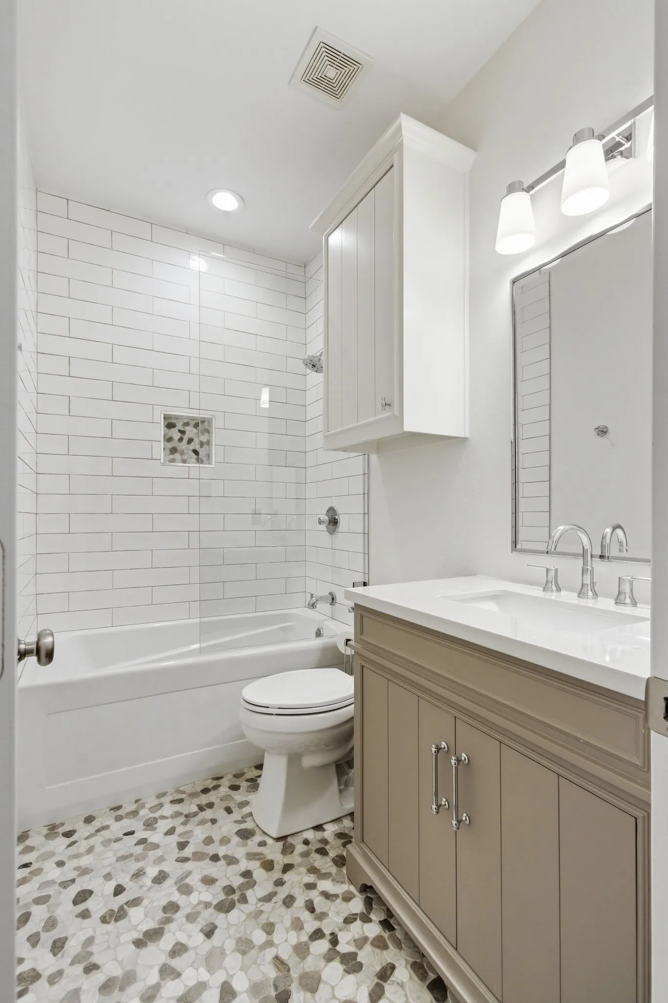 Single Family Residence For Rent in Collin County , 18323 Frankford Lakes Circle, Dallas, Texas 75252, 4 Bedroom, 4 Bathroom, 2 Garage spaces, 3,019 Sqft, built in 2004, mls#21377294, Real Estate Agent in Dallas, Homes For Rent in Collin county, Homes For Rent in Dallas, Realtor in Dallas Texas, Real Estate Brokerage Independent Realty Texas, Luminita Cordes Realtor