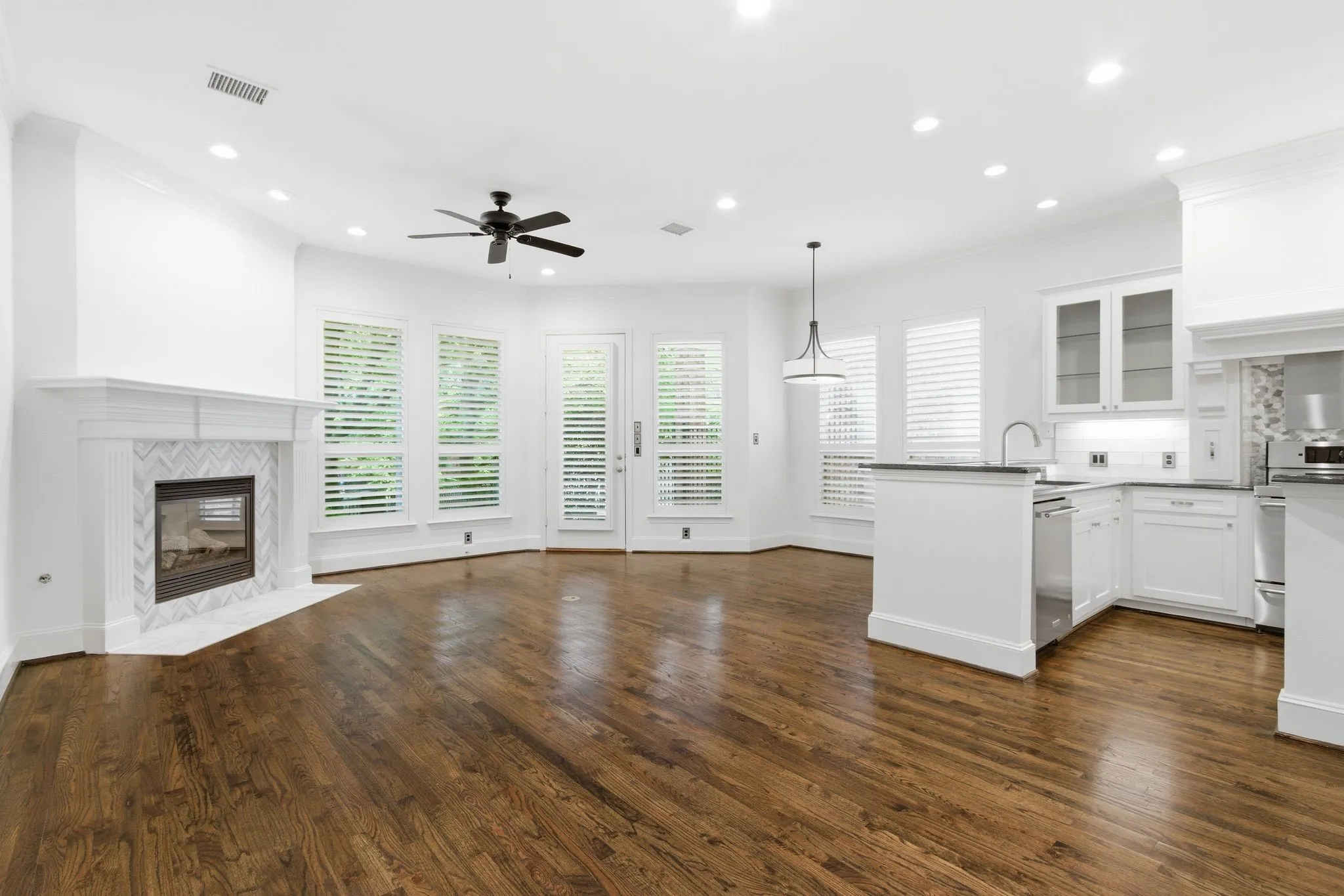 Single Family Residence For Rent in Collin County , 18323 Frankford Lakes Circle, Dallas, Texas 75252, 4 Bedroom, 4 Bathroom, 2 Garage spaces, 3,019 Sqft, built in 2004, mls#21377294, Real Estate Agent in Dallas, Homes For Rent in Collin county, Homes For Rent in Dallas, Realtor in Dallas Texas, Real Estate Brokerage Independent Realty Texas, Luminita Cordes Realtor