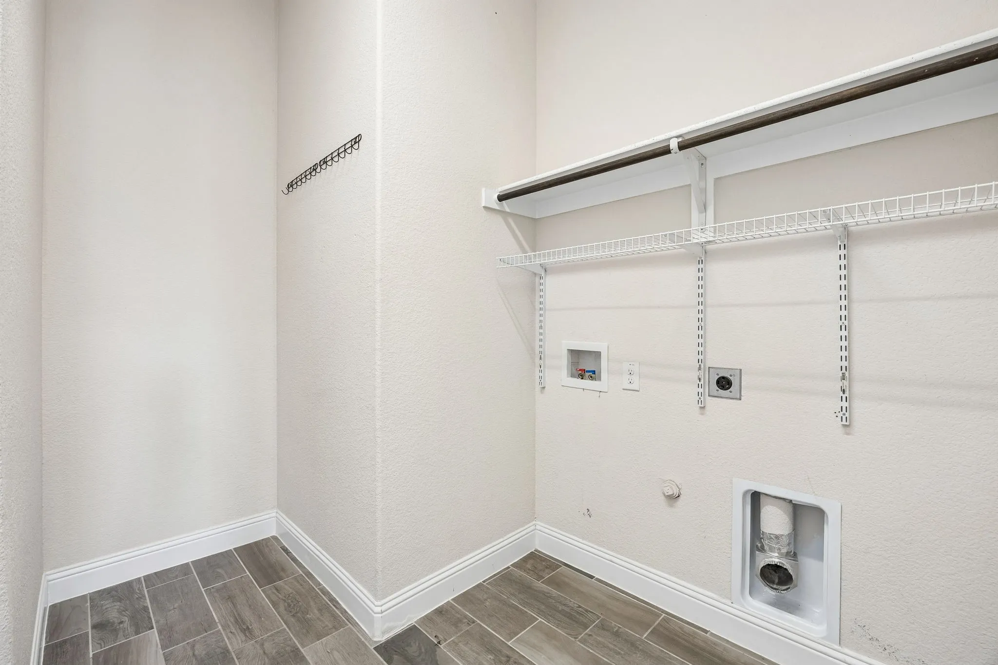Single Family Residence For Sale in Tarrant County , 609 Morning Glory Lane, Mansfield, Texas 76063, 3 Bedroom, 2 Bathroom, 3 Garage spaces, 2,090 Sqft, built in 2016, mls#21377272, Real Estate Agent in Mansfield, Homes For Sale in Tarrant county, Homes For Sale in Mansfield, Realtor in Mansfield Texas, Real Estate Brokerage Independent Realty Texas, Luminita Cordes Realtor