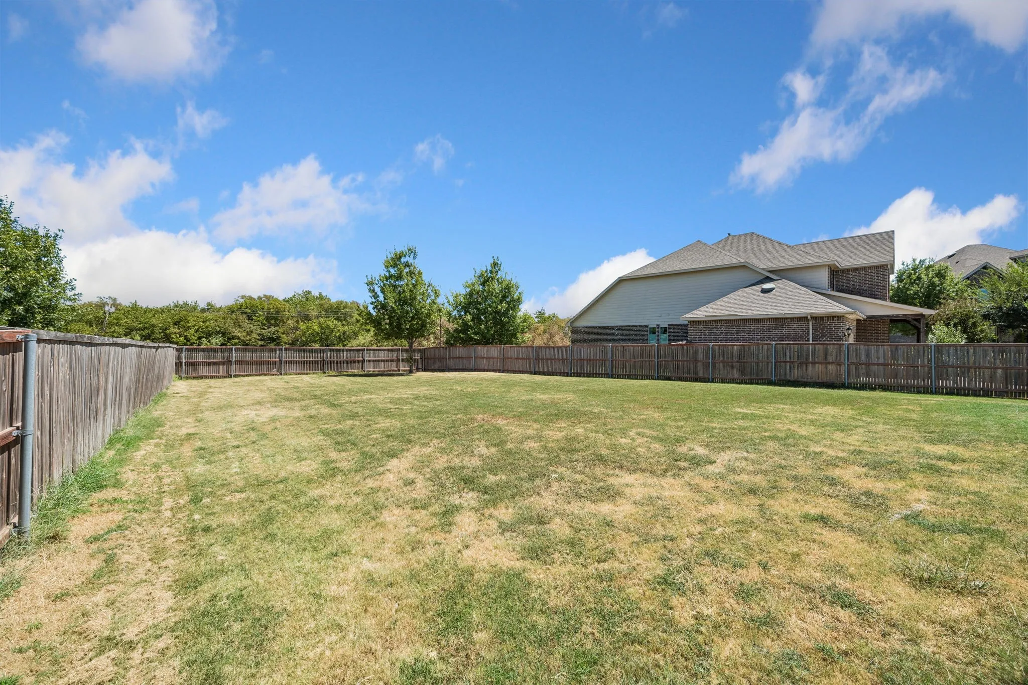 Single Family Residence For Sale in Tarrant County , 609 Morning Glory Lane, Mansfield, Texas 76063, 3 Bedroom, 2 Bathroom, 3 Garage spaces, 2,090 Sqft, built in 2016, mls#21377272, Real Estate Agent in Mansfield, Homes For Sale in Tarrant county, Homes For Sale in Mansfield, Realtor in Mansfield Texas, Real Estate Brokerage Independent Realty Texas, Luminita Cordes Realtor