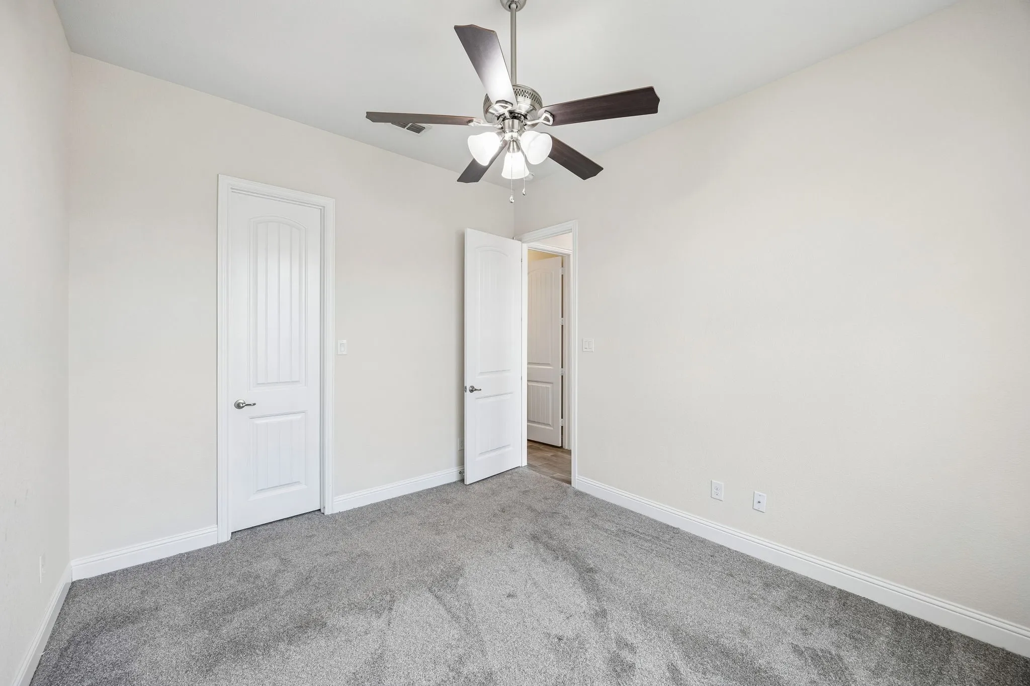 Single Family Residence For Sale in Tarrant County , 609 Morning Glory Lane, Mansfield, Texas 76063, 3 Bedroom, 2 Bathroom, 3 Garage spaces, 2,090 Sqft, built in 2016, mls#21377272, Real Estate Agent in Mansfield, Homes For Sale in Tarrant county, Homes For Sale in Mansfield, Realtor in Mansfield Texas, Real Estate Brokerage Independent Realty Texas, Luminita Cordes Realtor