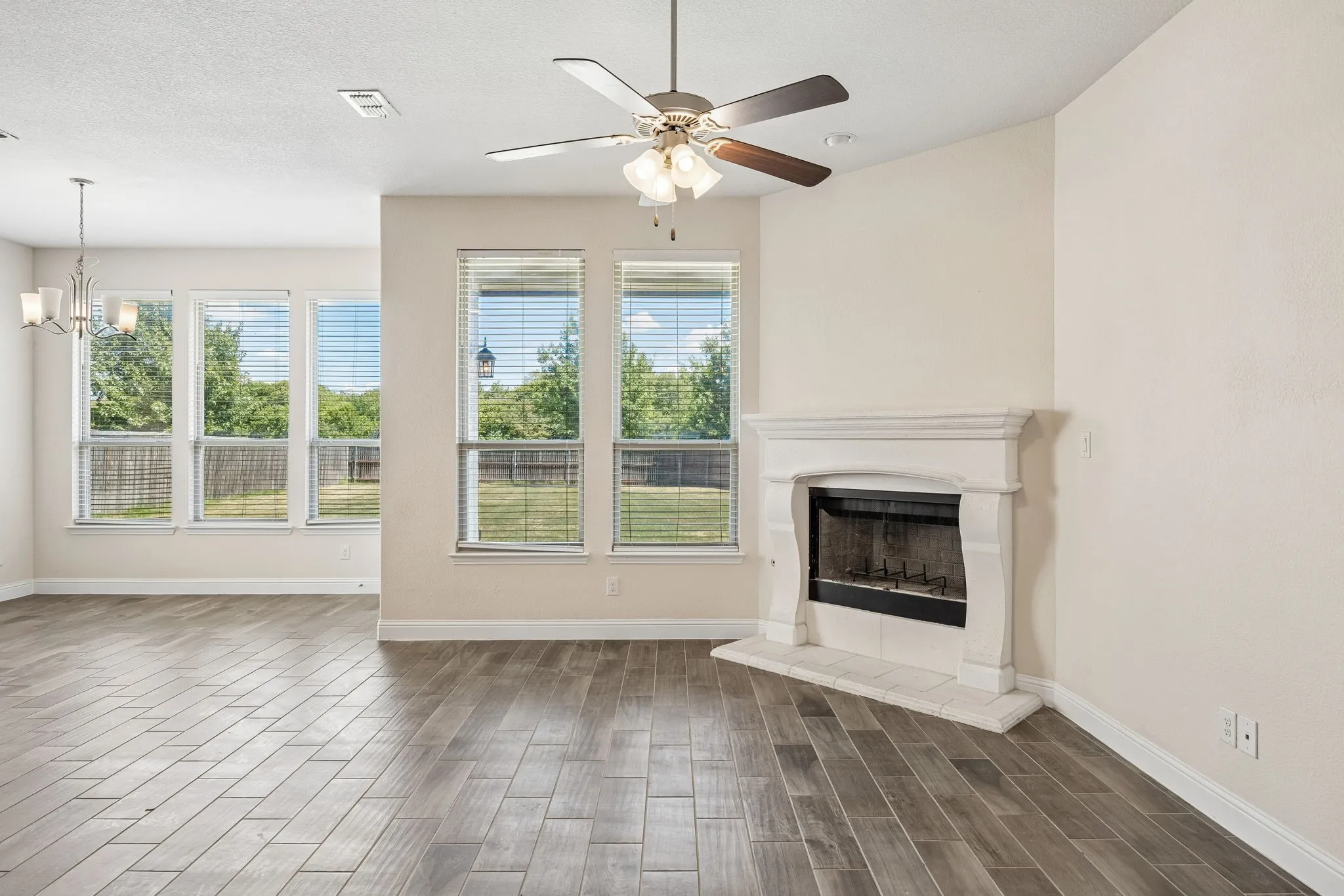 Single Family Residence For Sale in Tarrant County , 609 Morning Glory Lane, Mansfield, Texas 76063, 3 Bedroom, 2 Bathroom, 3 Garage spaces, 2,090 Sqft, built in 2016, mls#21377272, Real Estate Agent in Mansfield, Homes For Sale in Tarrant county, Homes For Sale in Mansfield, Realtor in Mansfield Texas, Real Estate Brokerage Independent Realty Texas, Luminita Cordes Realtor