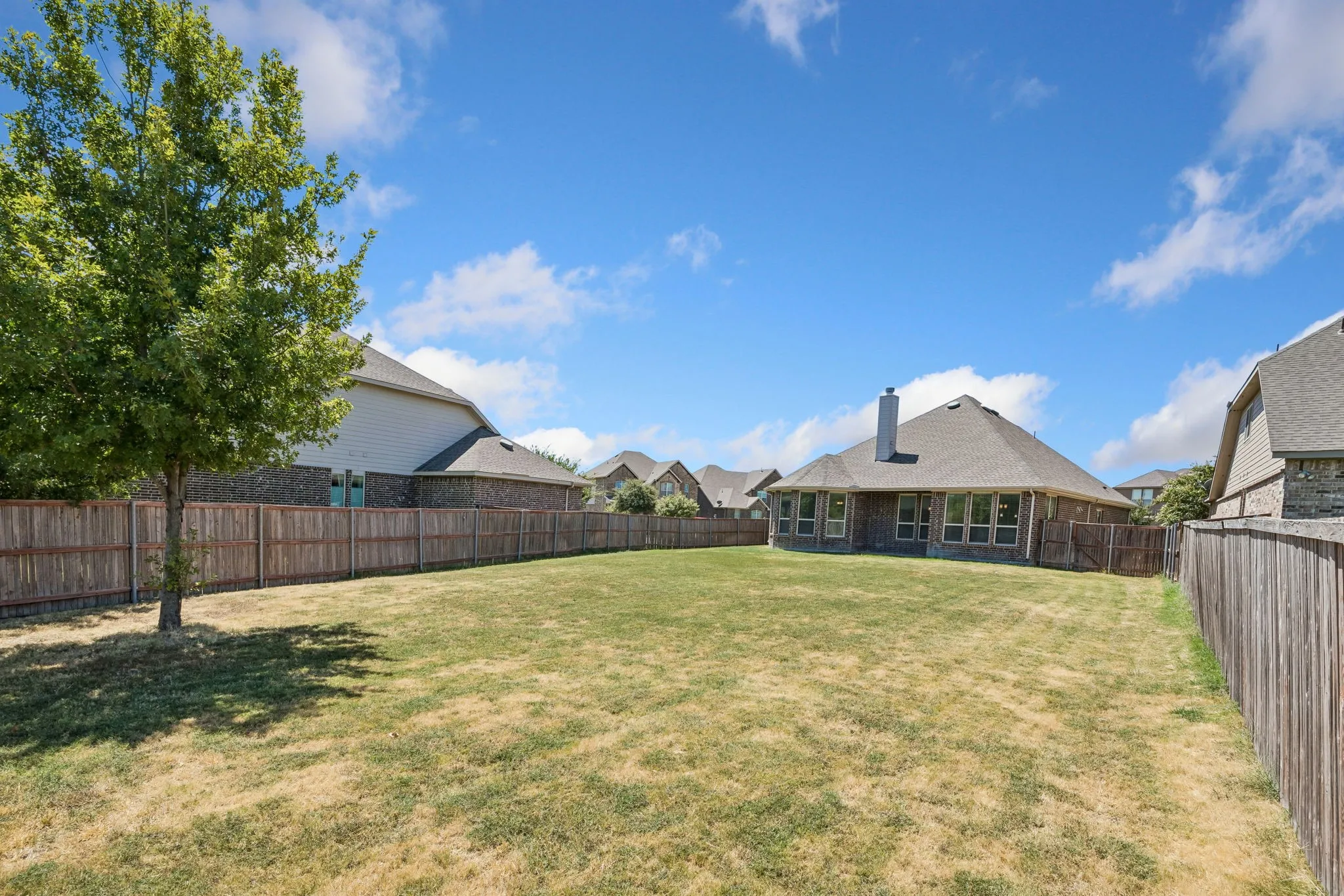 Single Family Residence For Sale in Tarrant County , 609 Morning Glory Lane, Mansfield, Texas 76063, 3 Bedroom, 2 Bathroom, 3 Garage spaces, 2,090 Sqft, built in 2016, mls#21377272, Real Estate Agent in Mansfield, Homes For Sale in Tarrant county, Homes For Sale in Mansfield, Realtor in Mansfield Texas, Real Estate Brokerage Independent Realty Texas, Luminita Cordes Realtor