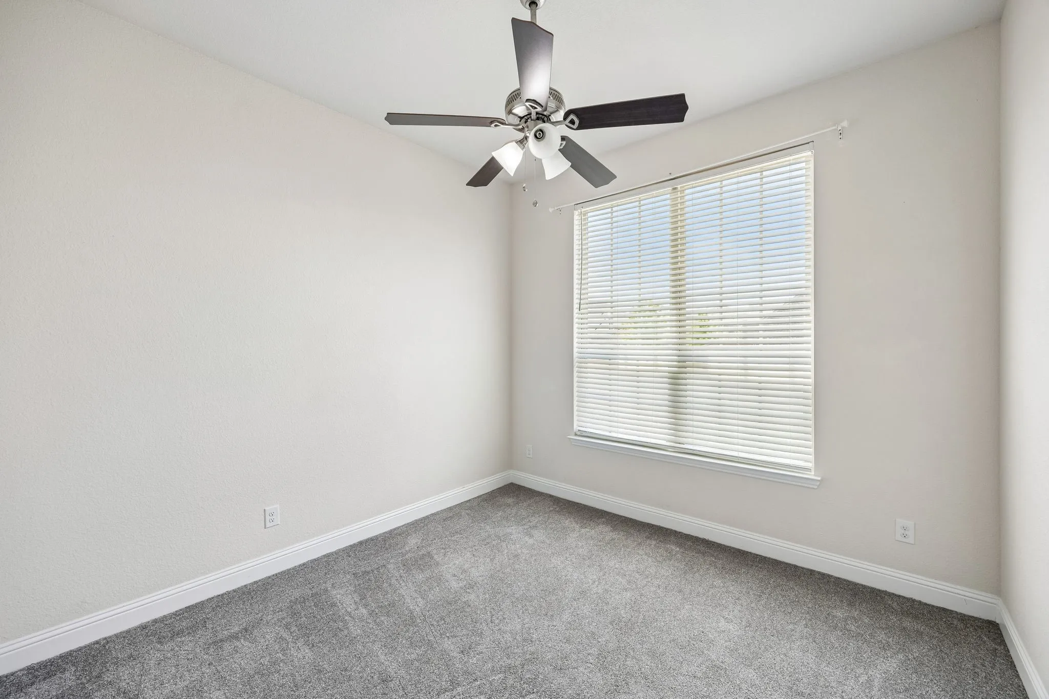 Single Family Residence For Sale in Tarrant County , 609 Morning Glory Lane, Mansfield, Texas 76063, 3 Bedroom, 2 Bathroom, 3 Garage spaces, 2,090 Sqft, built in 2016, mls#21377272, Real Estate Agent in Mansfield, Homes For Sale in Tarrant county, Homes For Sale in Mansfield, Realtor in Mansfield Texas, Real Estate Brokerage Independent Realty Texas, Luminita Cordes Realtor